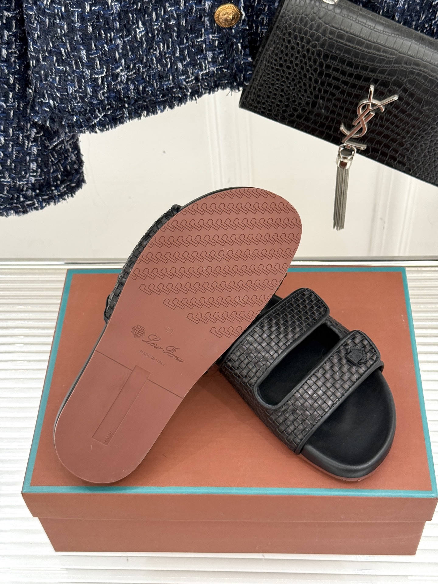 Loro Piana/LPWF春夏新品复古
魔术贴休闲男款拖鞋
源自拥有近两百年历史的意大利奢侈品牌