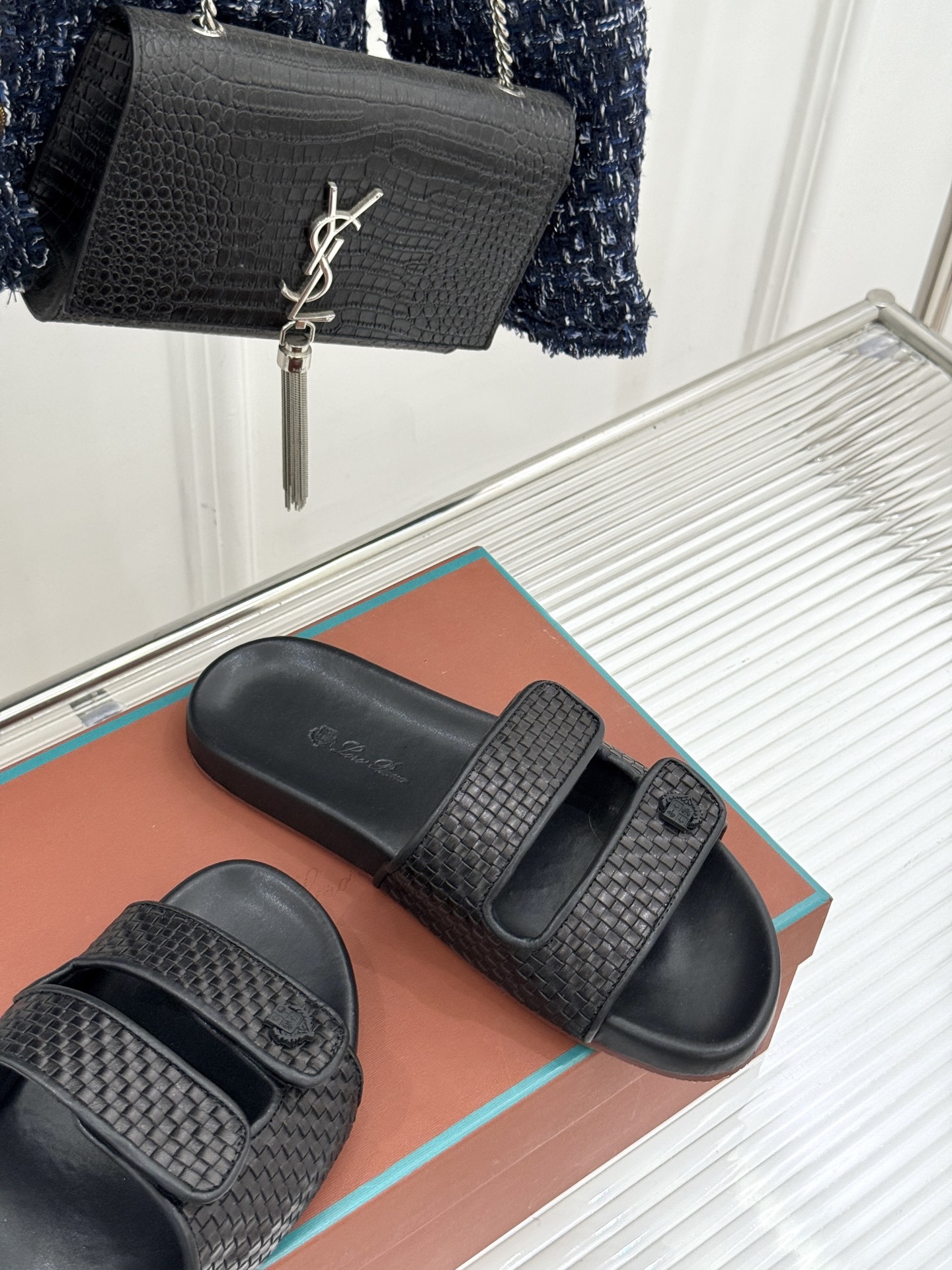 Loro Piana/LPWF春夏新品复古
魔术贴休闲男款拖鞋
源自拥有近两百年历史的意大利奢侈品牌