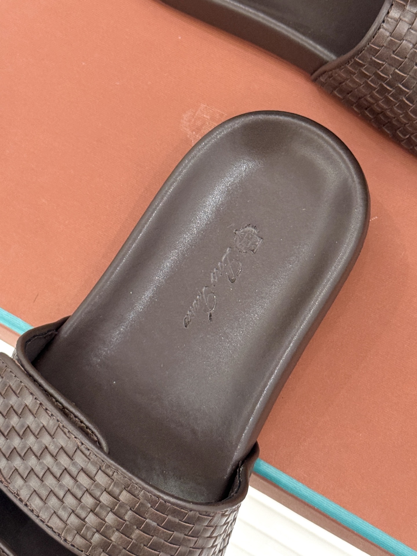 
Loro Piana/LPWF春夏新品复古
魔术贴休闲男款拖鞋
源自拥有近两百年历史的意大利奢侈品牌
