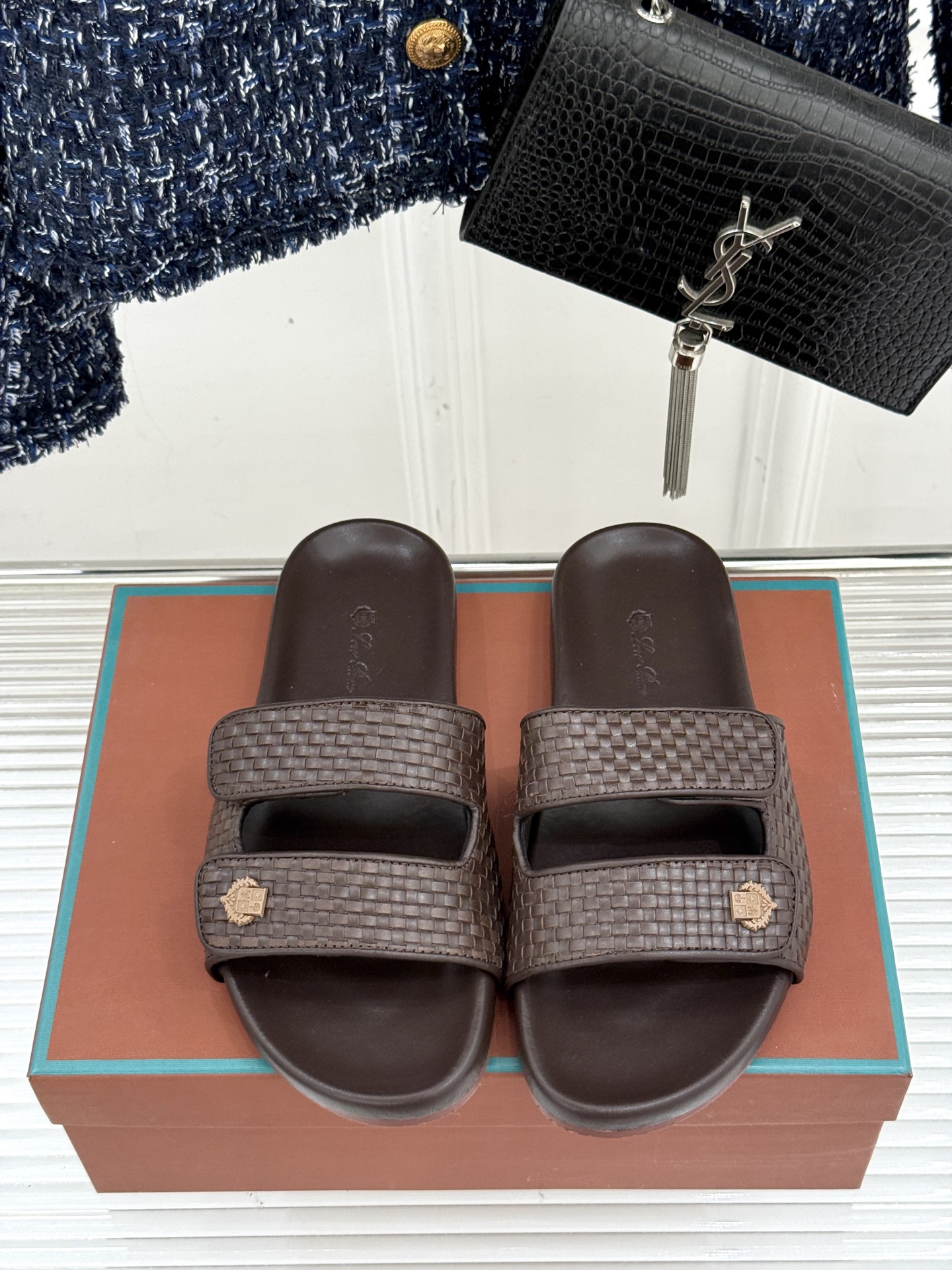 
Loro Piana/LPWF春夏新品复古
魔术贴休闲男款拖鞋
源自拥有近两百年历史的意大利奢侈品牌
