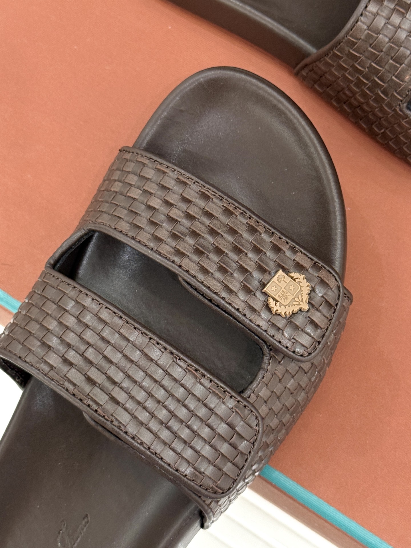 
Loro Piana/LPWF春夏新品复古
魔术贴休闲男款拖鞋
源自拥有近两百年历史的意大利奢侈品牌

