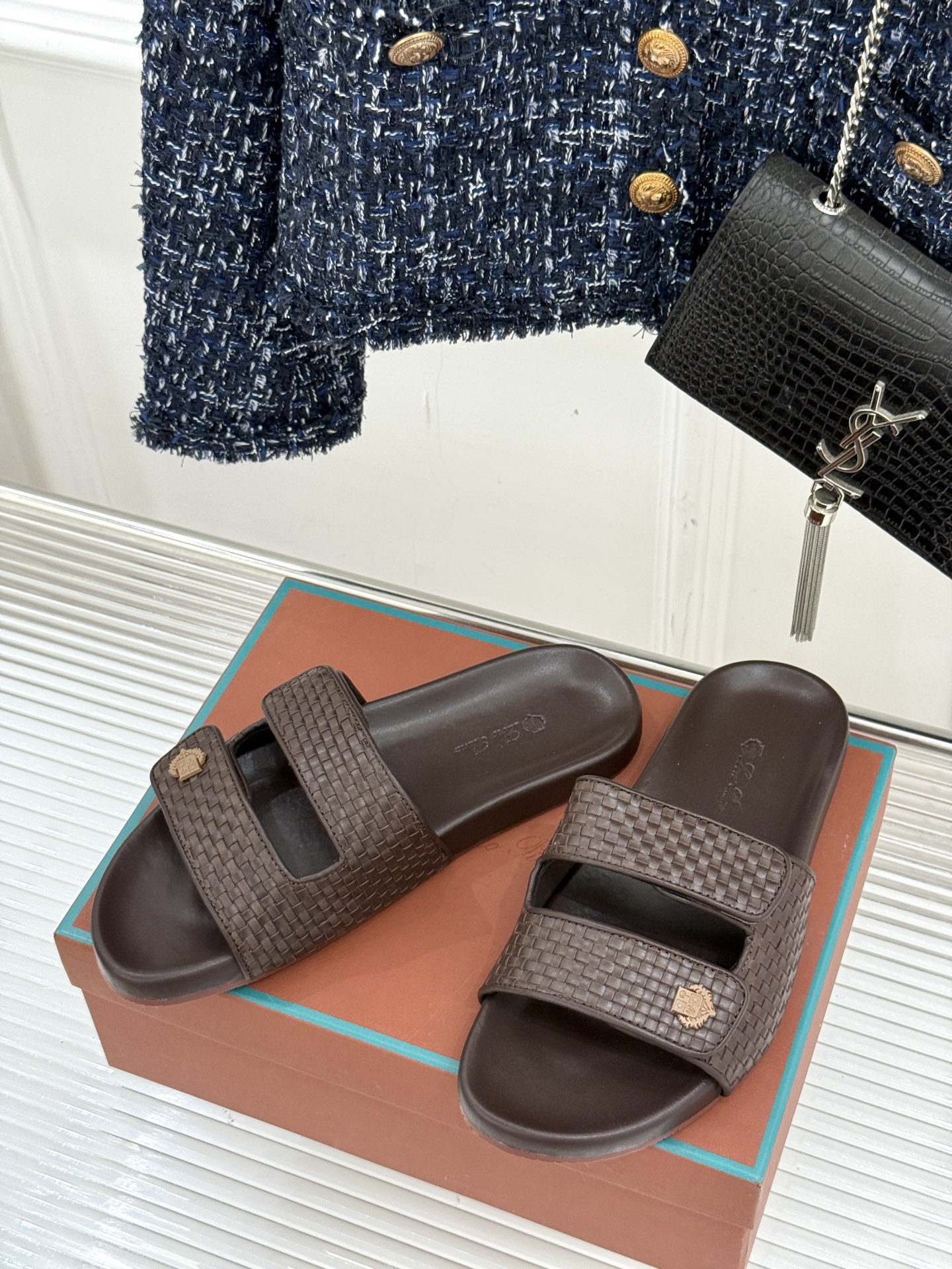 
Loro Piana/LPWF春夏新品复古
魔术贴休闲男款拖鞋
源自拥有近两百年历史的意大利奢侈品牌
