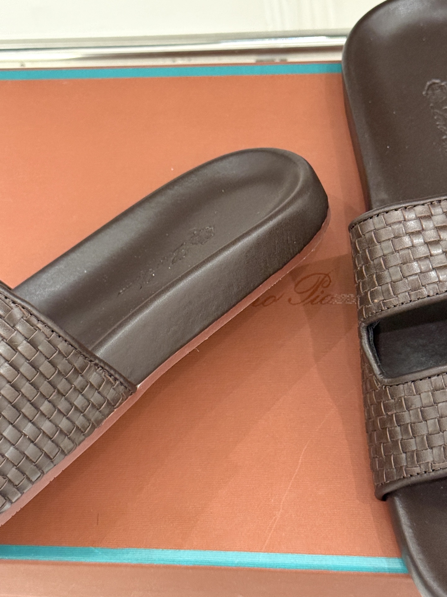 
Loro Piana/LPWF春夏新品复古
魔术贴休闲男款拖鞋
源自拥有近两百年历史的意大利奢侈品牌

