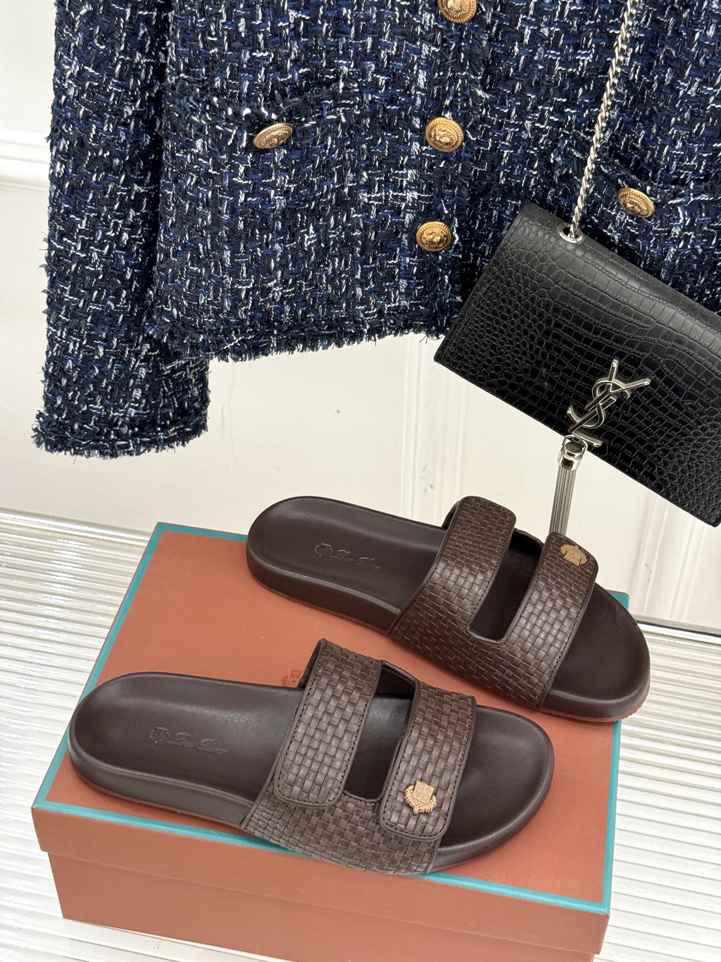 
Loro Piana/LPWF春夏新品复古
魔术贴休闲男款拖鞋
源自拥有近两百年历史的意大利奢侈品牌
