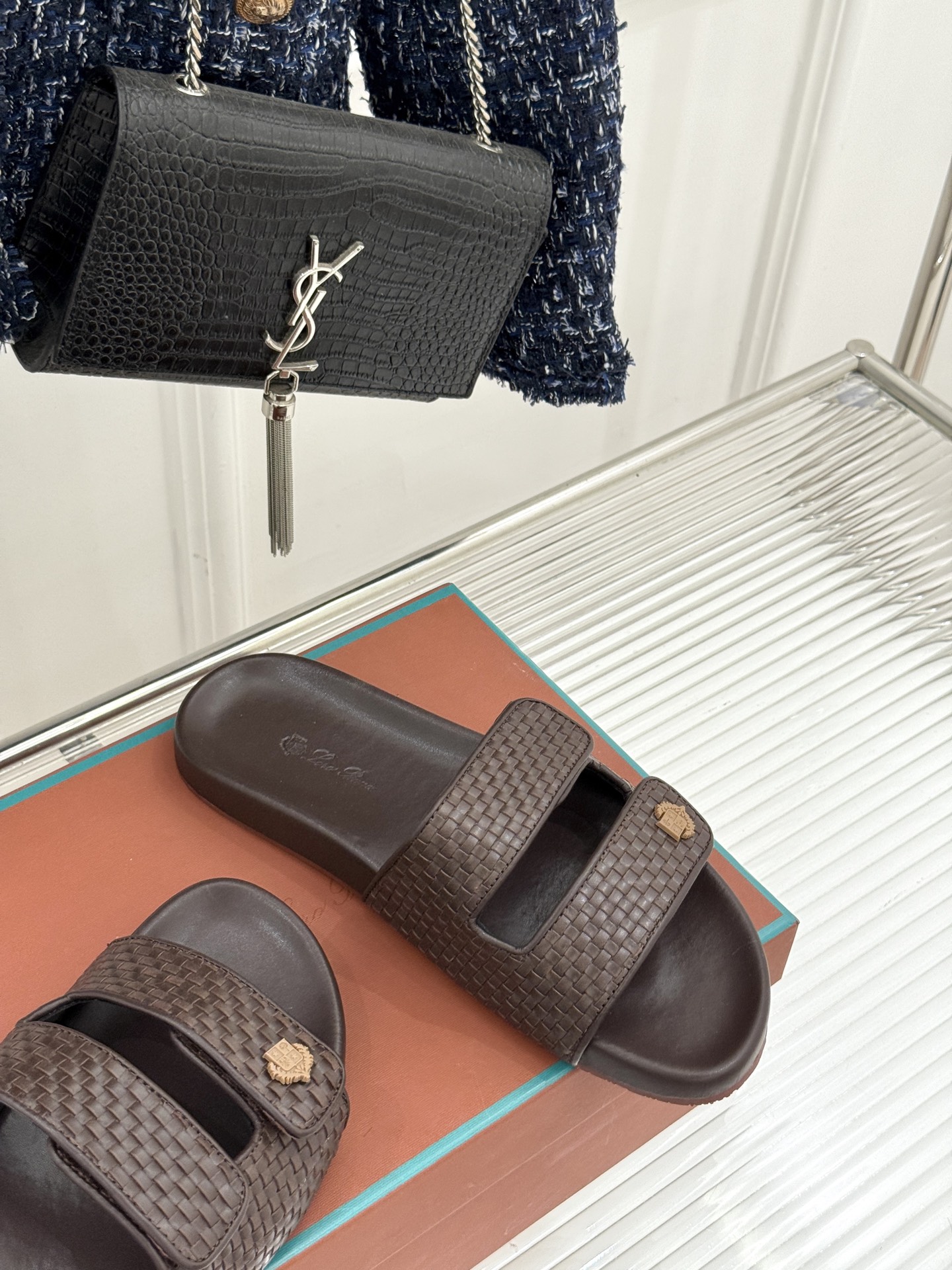 
Loro Piana/LPWF春夏新品复古
魔术贴休闲男款拖鞋
源自拥有近两百年历史的意大利奢侈品牌

