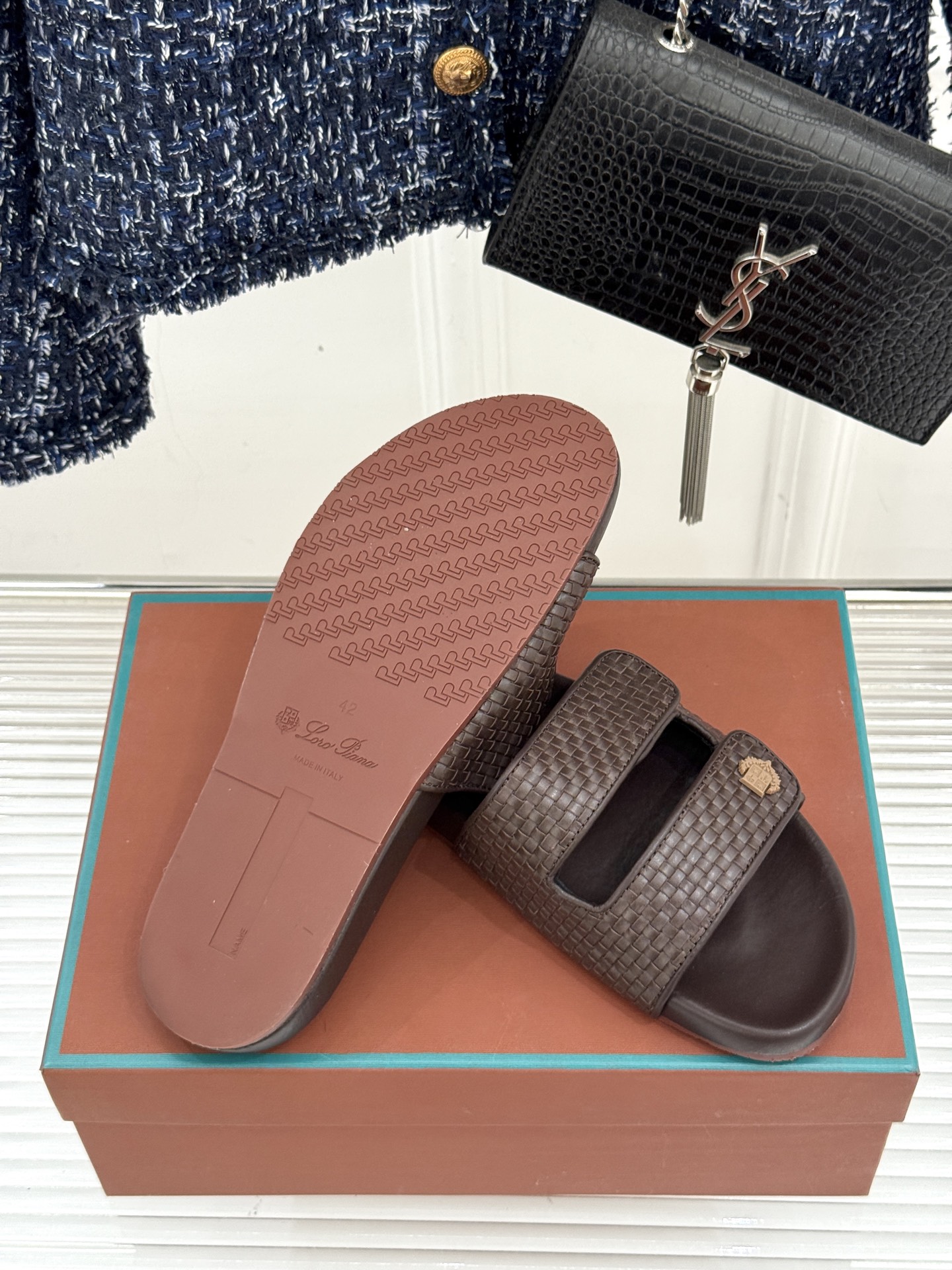
Loro Piana/LPWF春夏新品复古
魔术贴休闲男款拖鞋
源自拥有近两百年历史的意大利奢侈品牌
