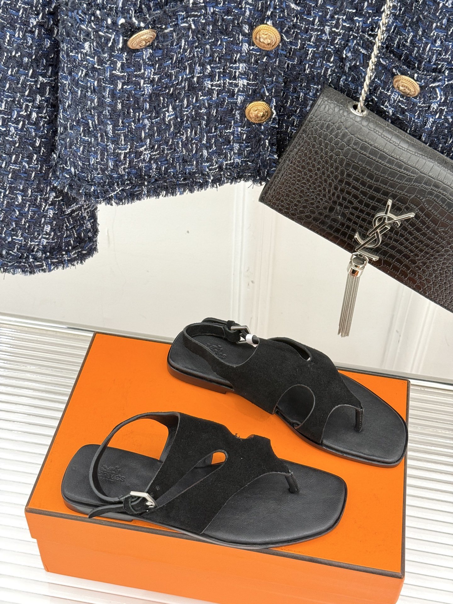 Hermès/爱马仕25WF春夏新品
Karen夹脚凉鞋
经典配色搭配时尚的几何图形设计
为这款凉鞋增