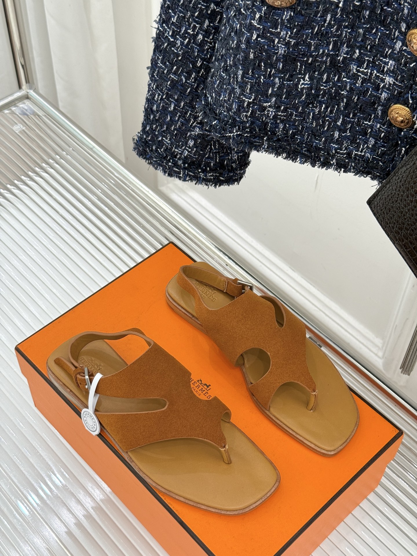 
Hermès/爱马仕25WF春夏新品
Karen夹脚凉鞋
经典配色搭配时尚的几何图形设计
为这款凉鞋增