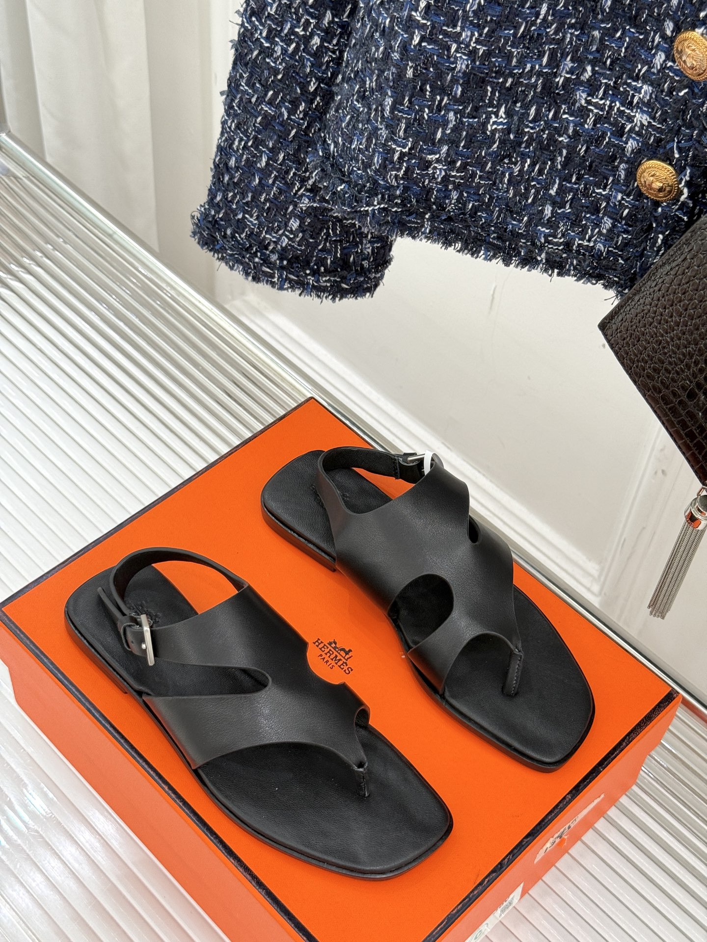 
Hermès/爱马仕25WF春夏新品
Karen夹脚凉鞋
经典配色搭配时尚的几何图形设计
为这款凉鞋增