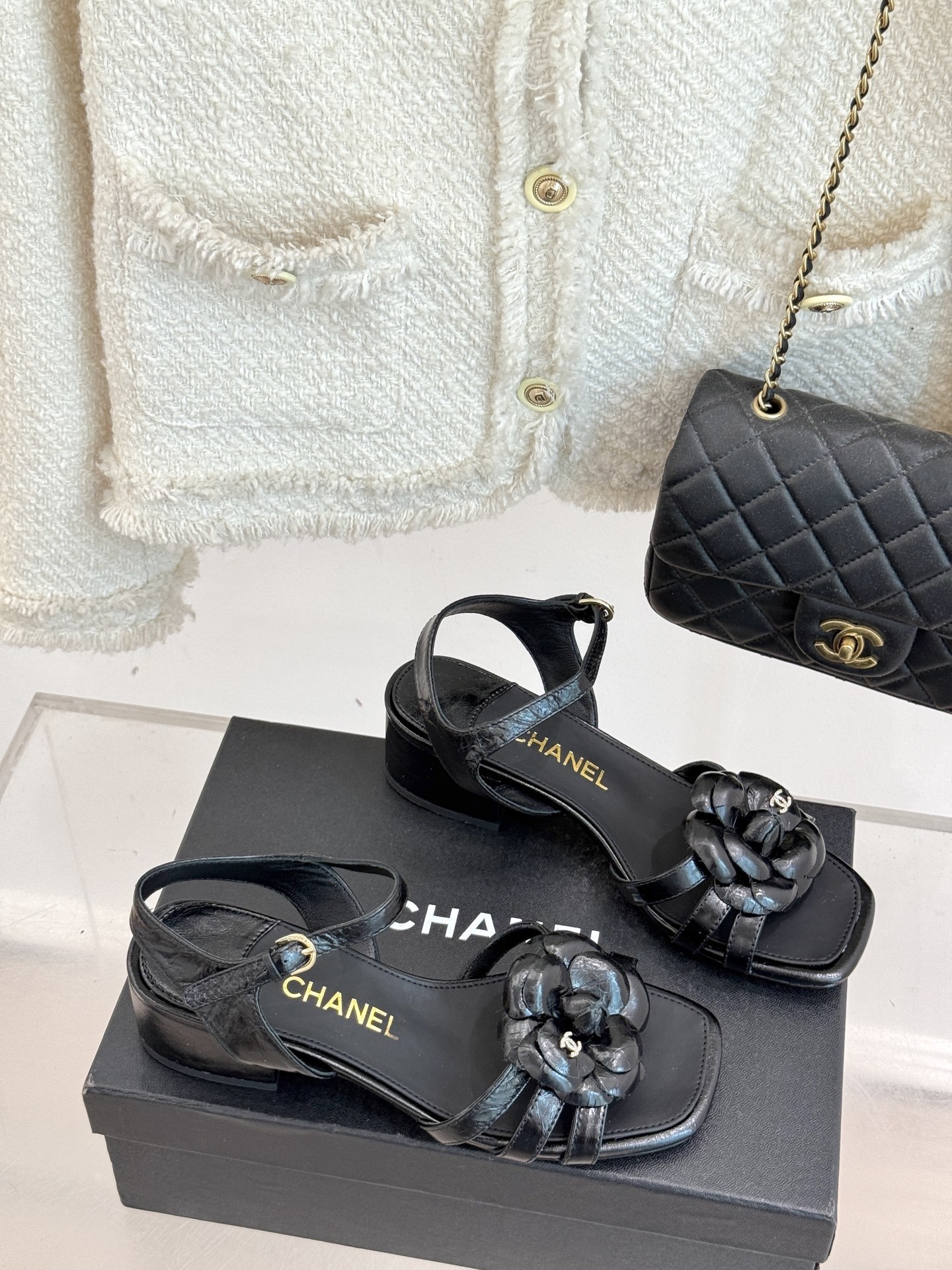 CHANE*|小香25k春夏新品
方头山茶花系列凉鞋
当小香标志性的山茶花邂逅方头
时髦精们的夏日出