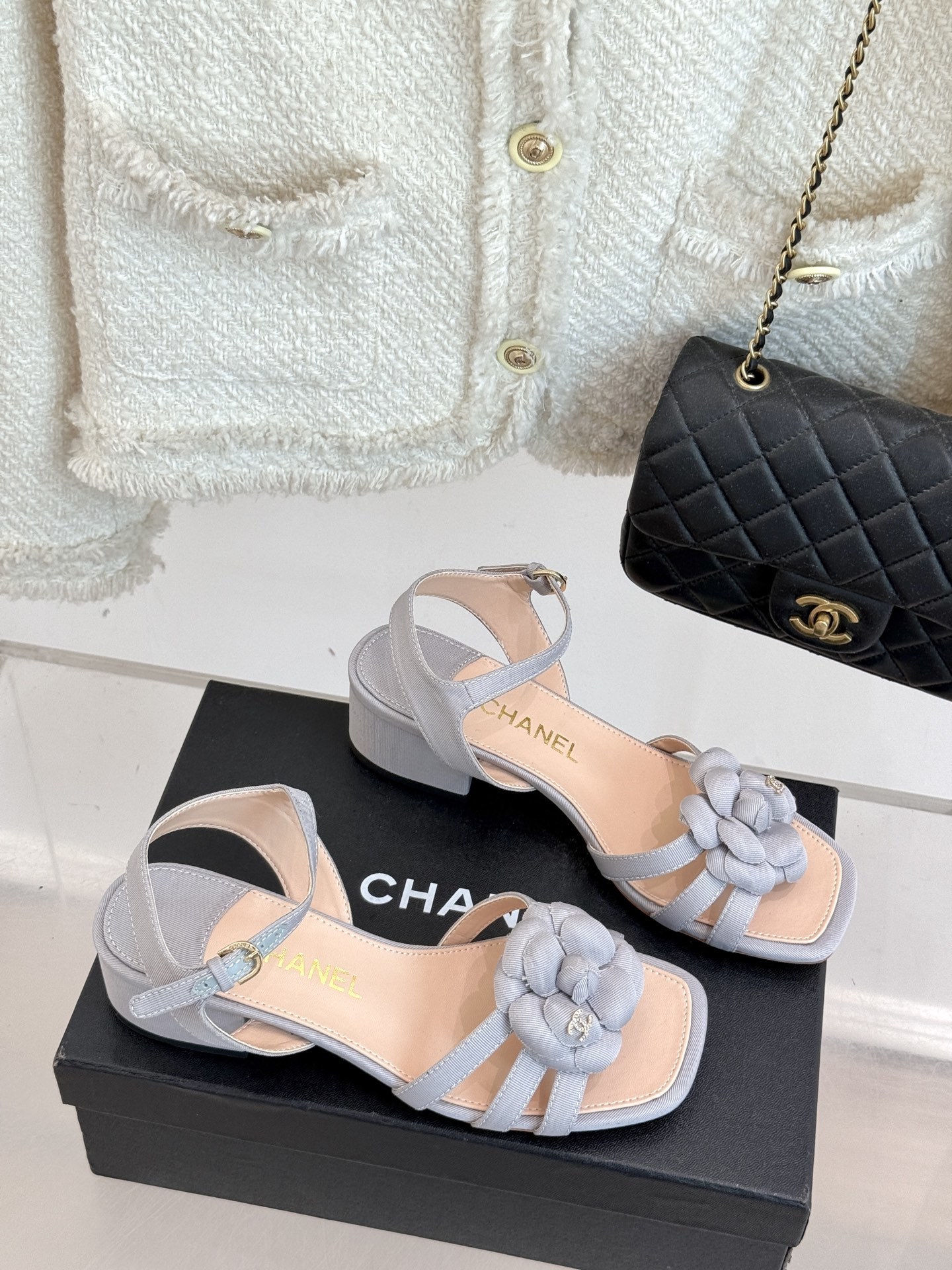 CHANE*|小香25k春夏新品
方头山茶花系列凉鞋
当小香标志性的山茶花邂逅方头
时髦精们的夏日出