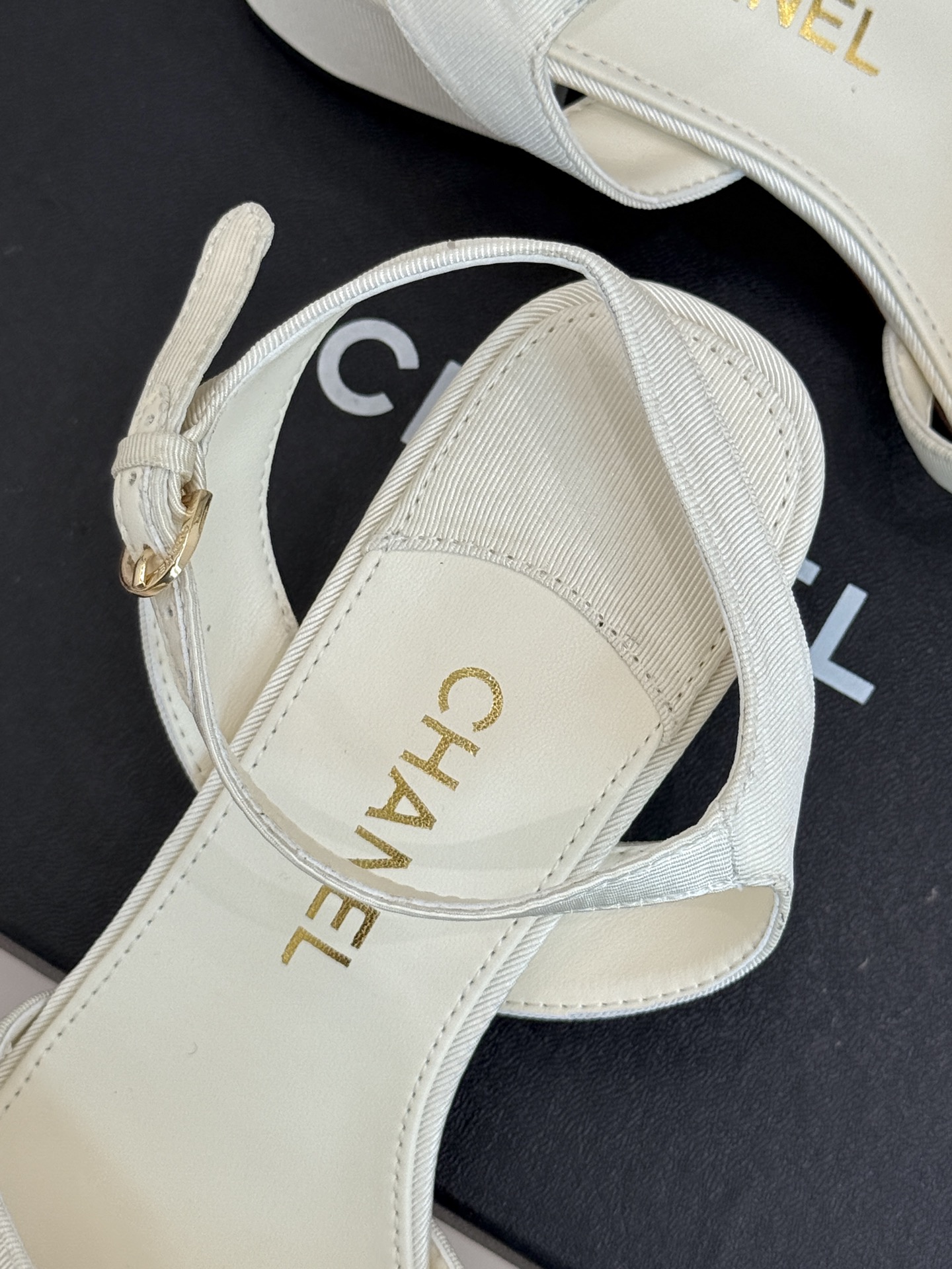  
CHANE*｜小香25k春夏新品
方头山茶花系列凉鞋
当小香标志性的山茶花邂逅方头
时髦精们的夏日出