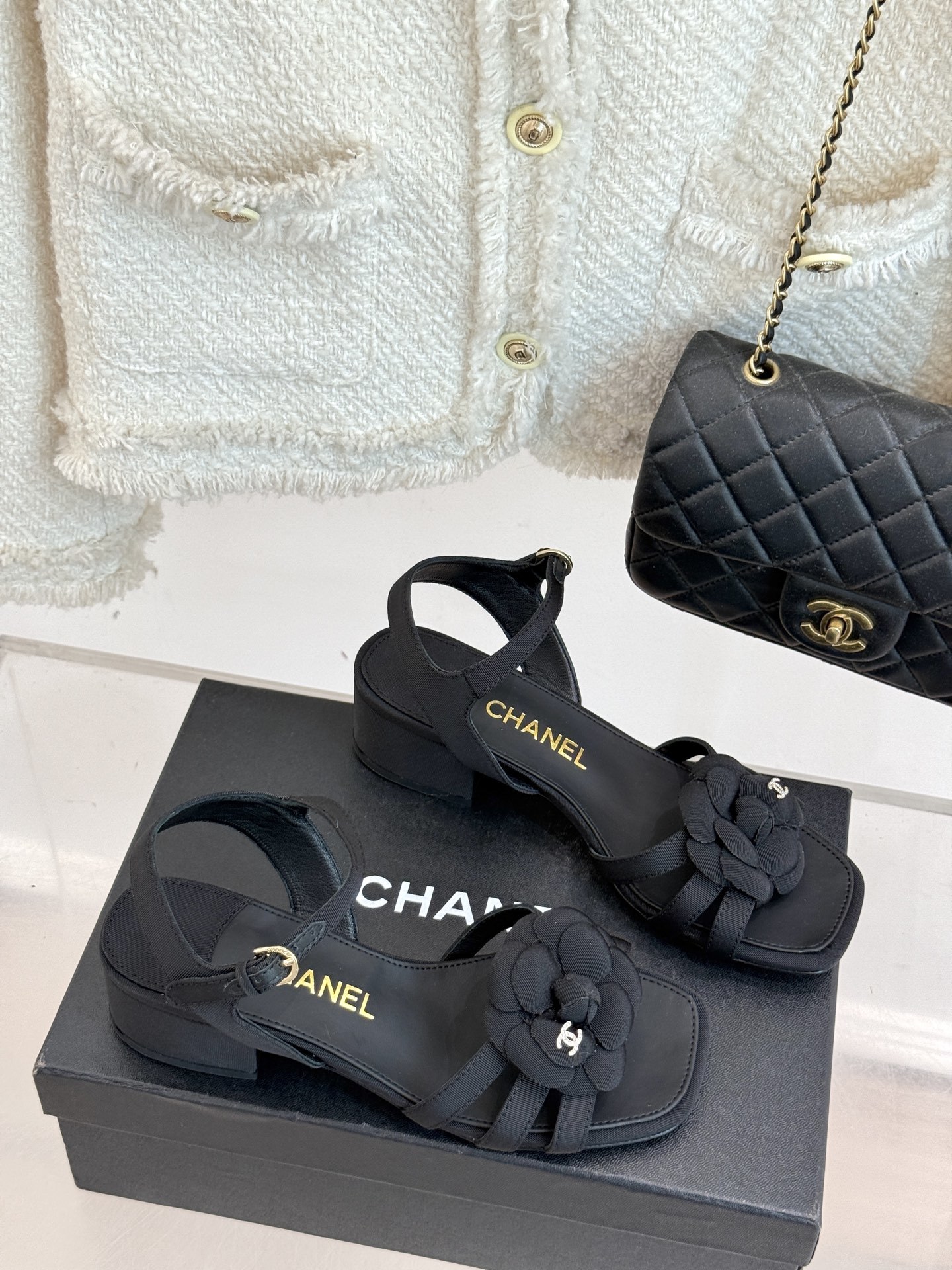 CHANE*|小香25k春夏新品
方头山茶花系列凉鞋
当小香标志性的山茶花邂逅方头
时髦精们的夏日出