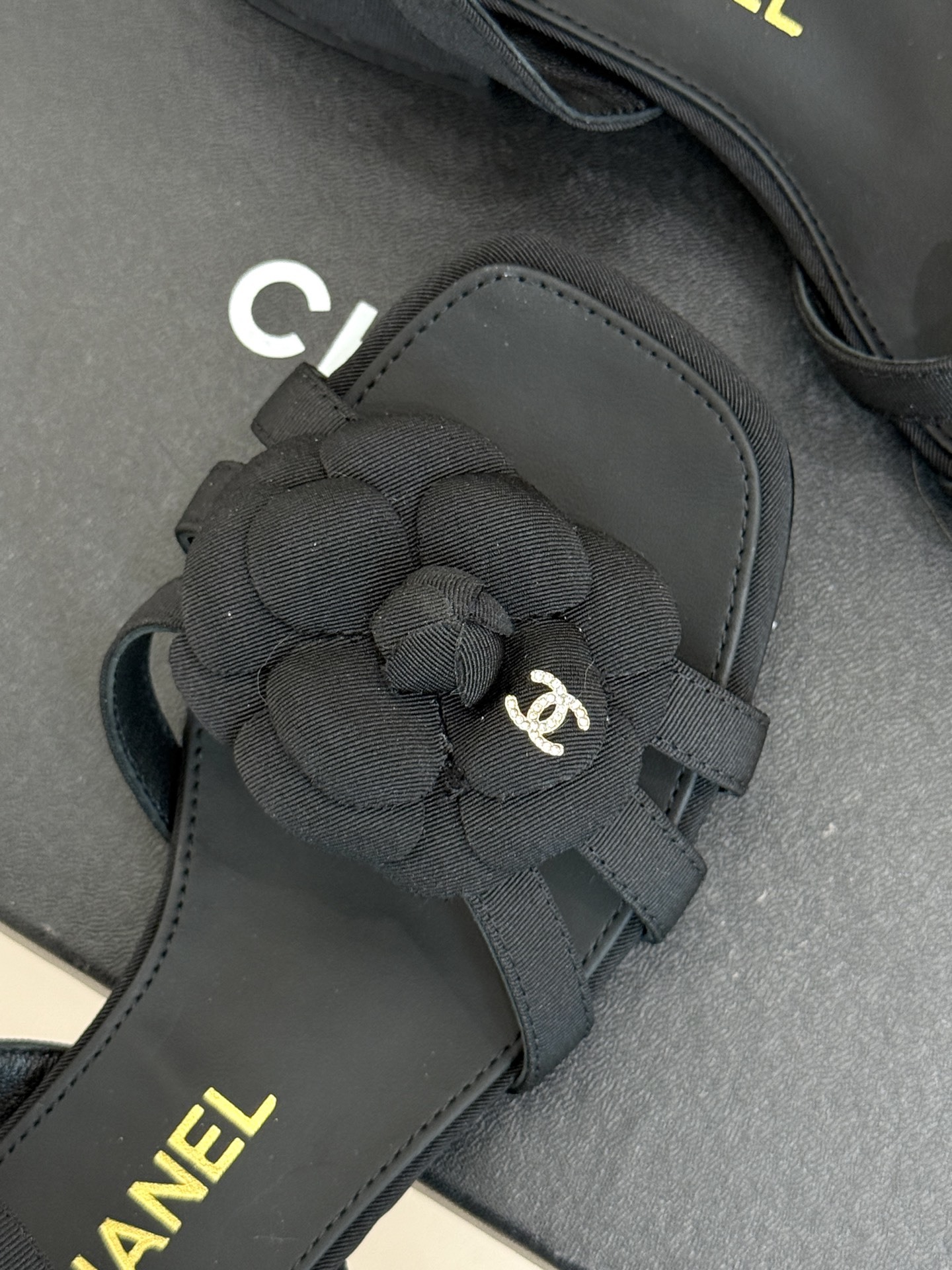 CHANE*|小香25k春夏新品
方头山茶花系列凉鞋
当小香标志性的山茶花邂逅方头
时髦精们的夏日出