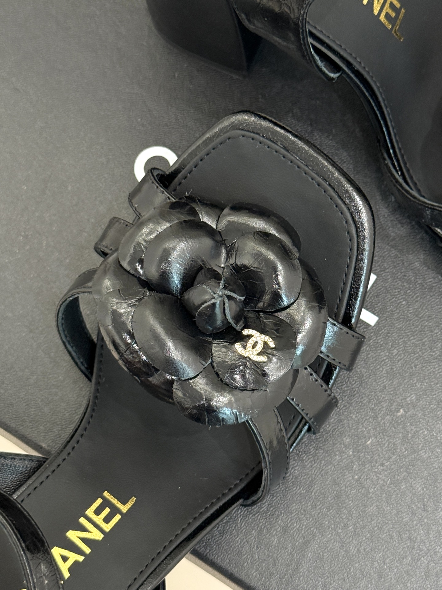  
CHANE*｜小香25k春夏新品
方头山茶花系列凉鞋
当小香标志性的山茶花邂逅方头
时髦精们的夏日出