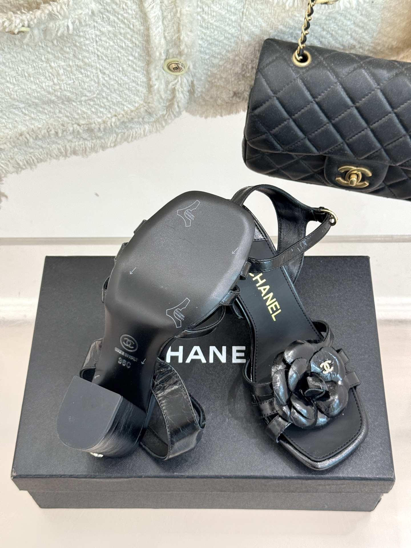  
CHANE*｜小香25k春夏新品
方头山茶花系列凉鞋
当小香标志性的山茶花邂逅方头
时髦精们的夏日出