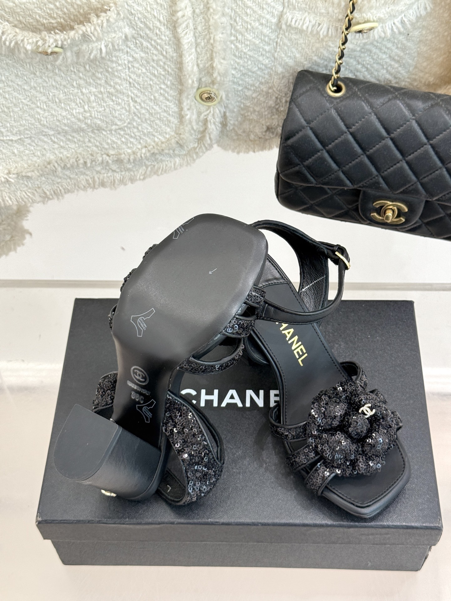 CHANE*|小香25k春夏新品
方头山茶花系列凉鞋
当小香标志性的山茶花邂逅方头
时髦精们的夏日出