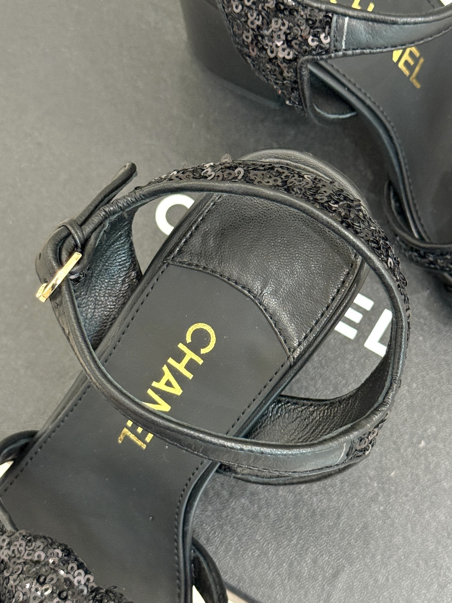 CHANE*|小香25k春夏新品
方头山茶花系列凉鞋
当小香标志性的山茶花邂逅方头
时髦精们的夏日出