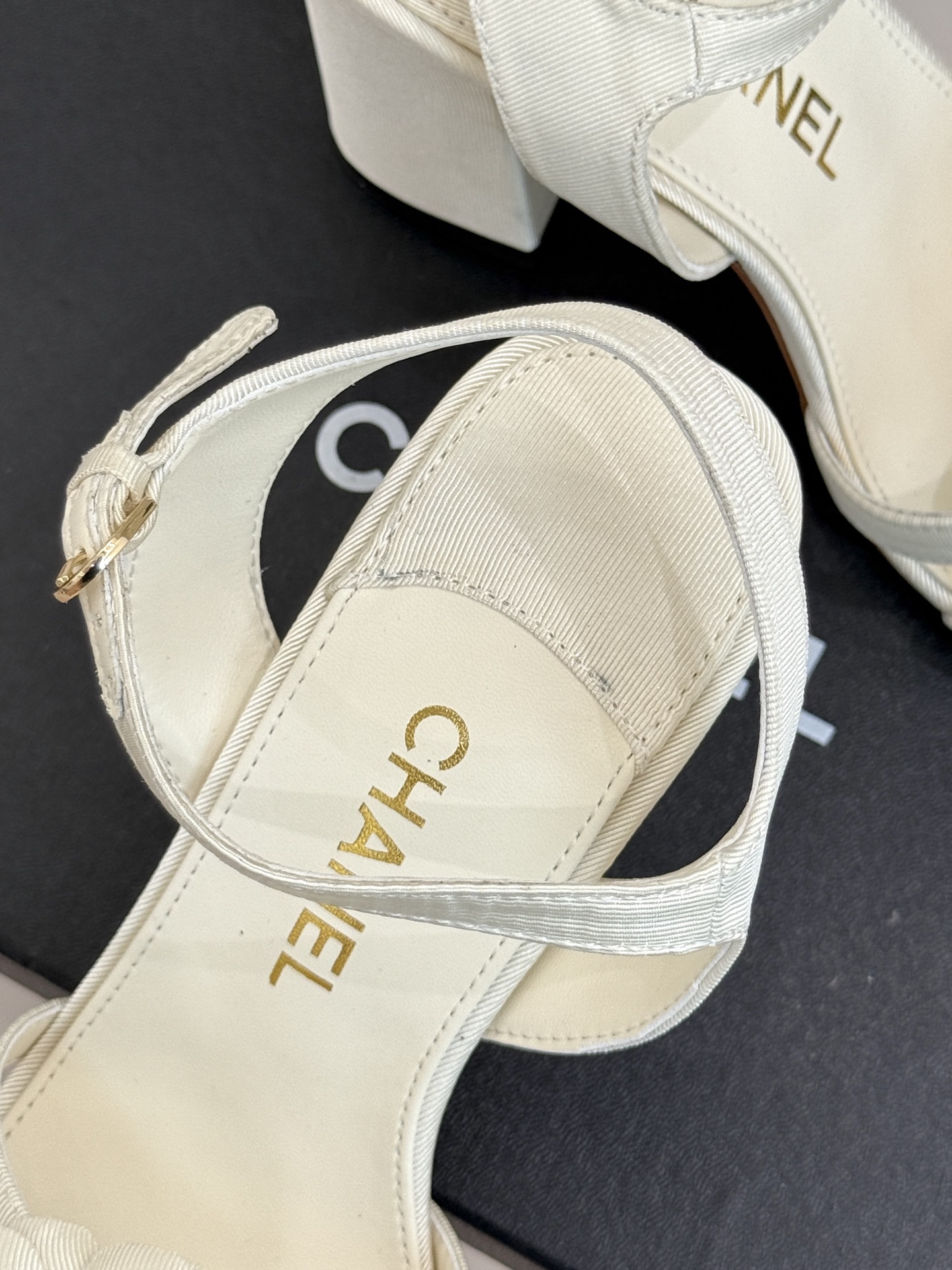 CHANE*|小香25k春夏新品
方头山茶花系列凉鞋
当小香标志性的山茶花邂逅方头
时髦精们的夏日出