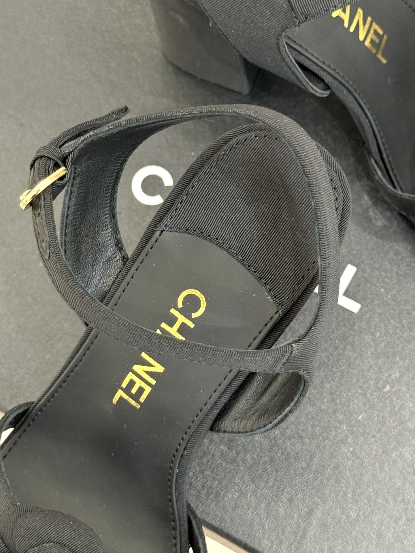  
CHANE*｜小香25k春夏新品
方头山茶花系列凉鞋
当小香标志性的山茶花邂逅方头
时髦精们的夏日出
