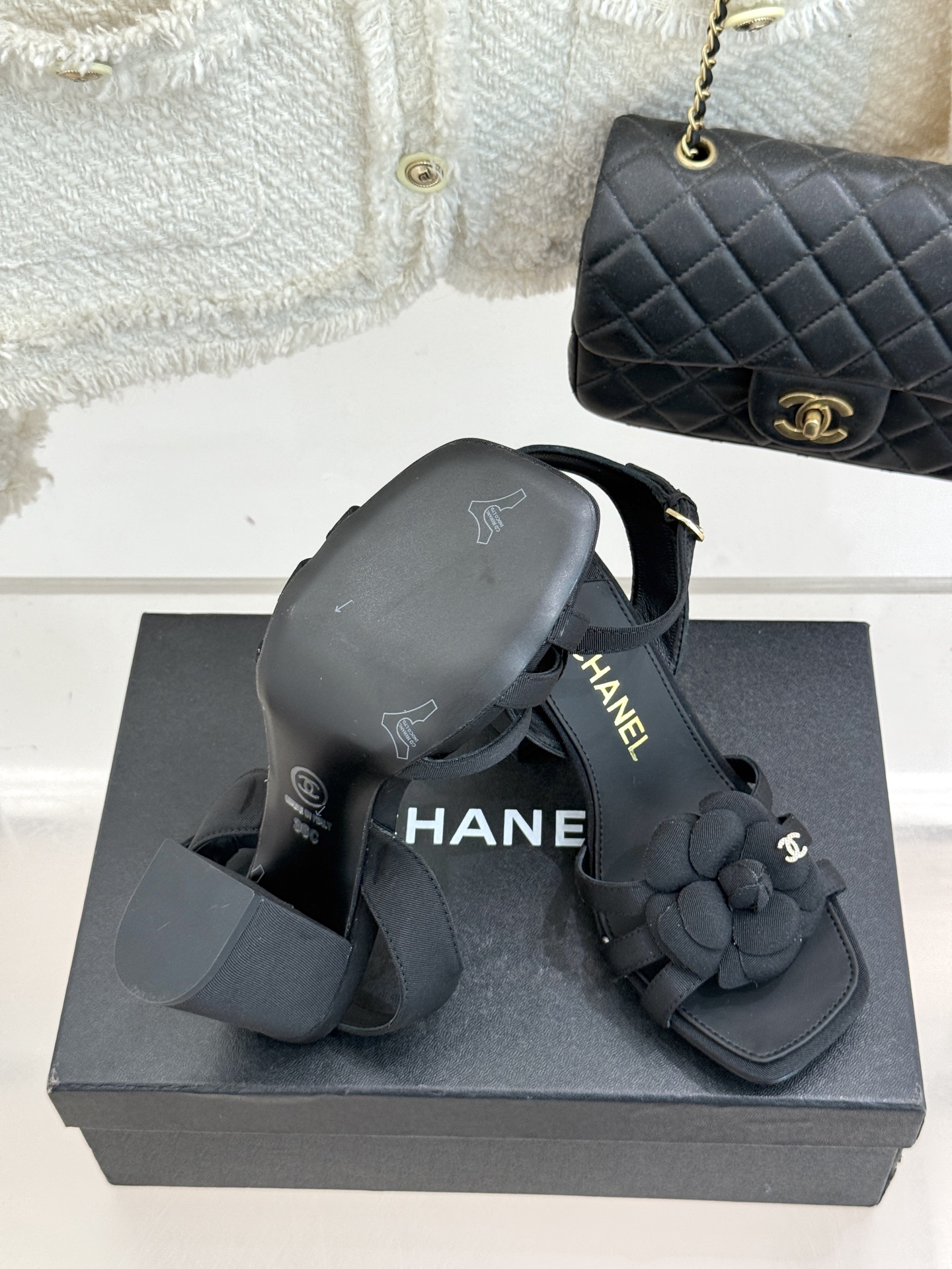  
CHANE*｜小香25k春夏新品
方头山茶花系列凉鞋
当小香标志性的山茶花邂逅方头
时髦精们的夏日出