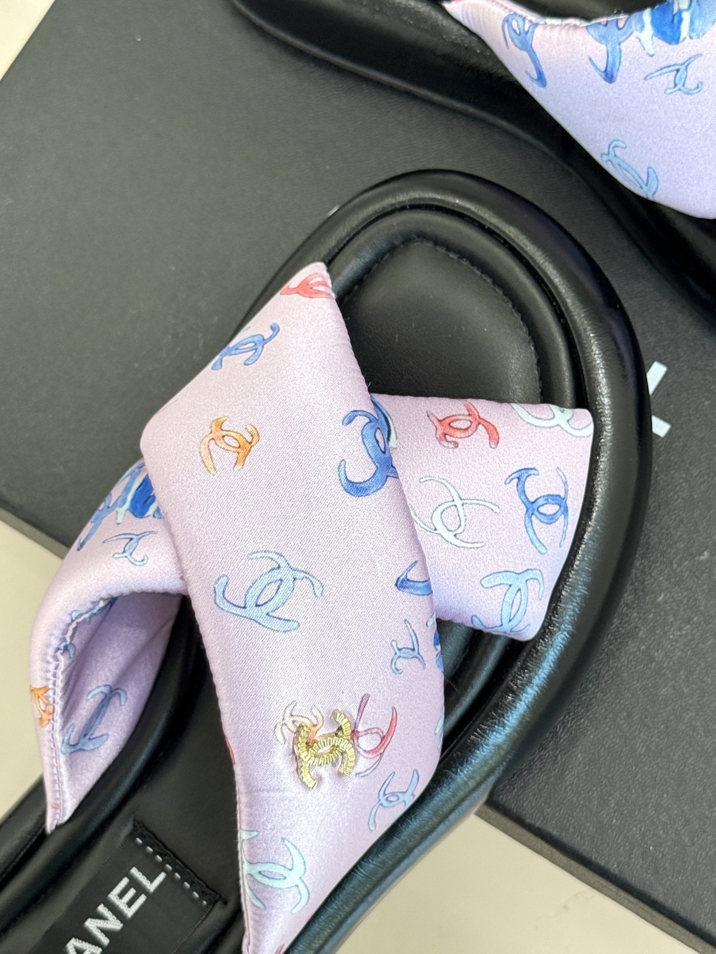 CHANE*|小香经典面包樱花交叉厚底拖鞋
炎夏裹挟着滚烫日光汹涌袭来
当炽热的浪潮席卷,你是否渴望一