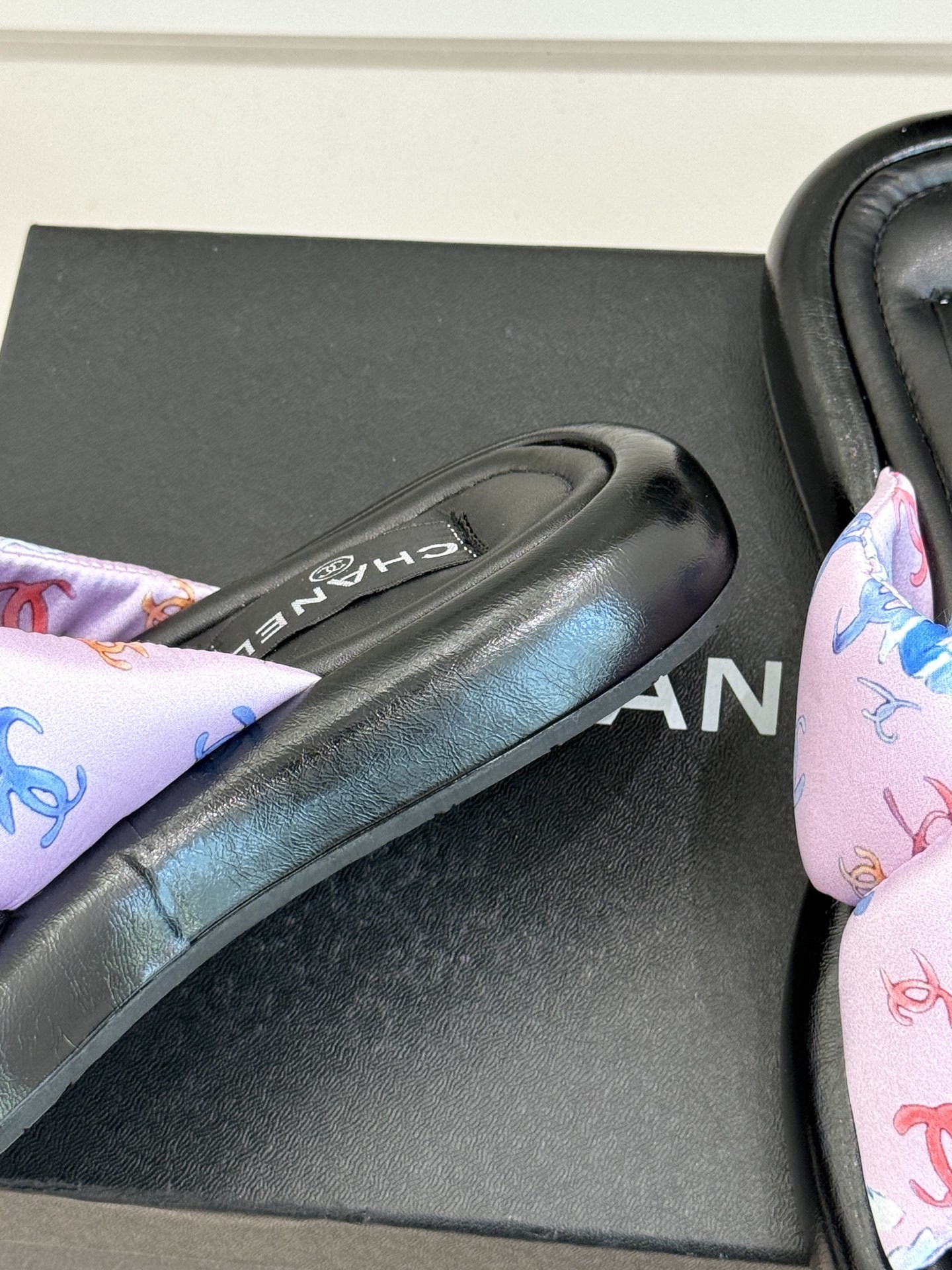 CHANE*|小香经典面包樱花交叉厚底拖鞋
炎夏裹挟着滚烫日光汹涌袭来
当炽热的浪潮席卷,你是否渴望一