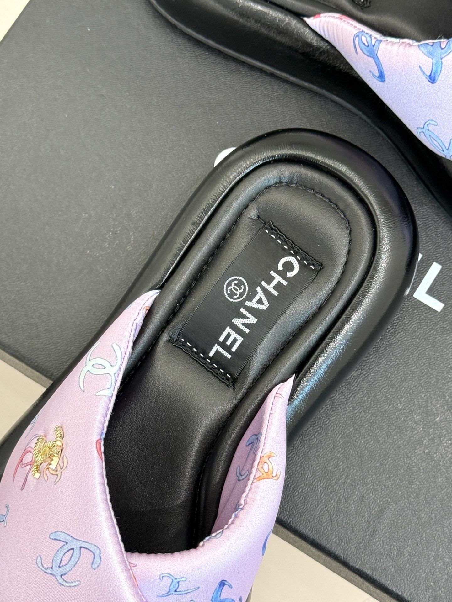 CHANE*|小香经典面包樱花交叉厚底拖鞋
炎夏裹挟着滚烫日光汹涌袭来
当炽热的浪潮席卷,你是否渴望一