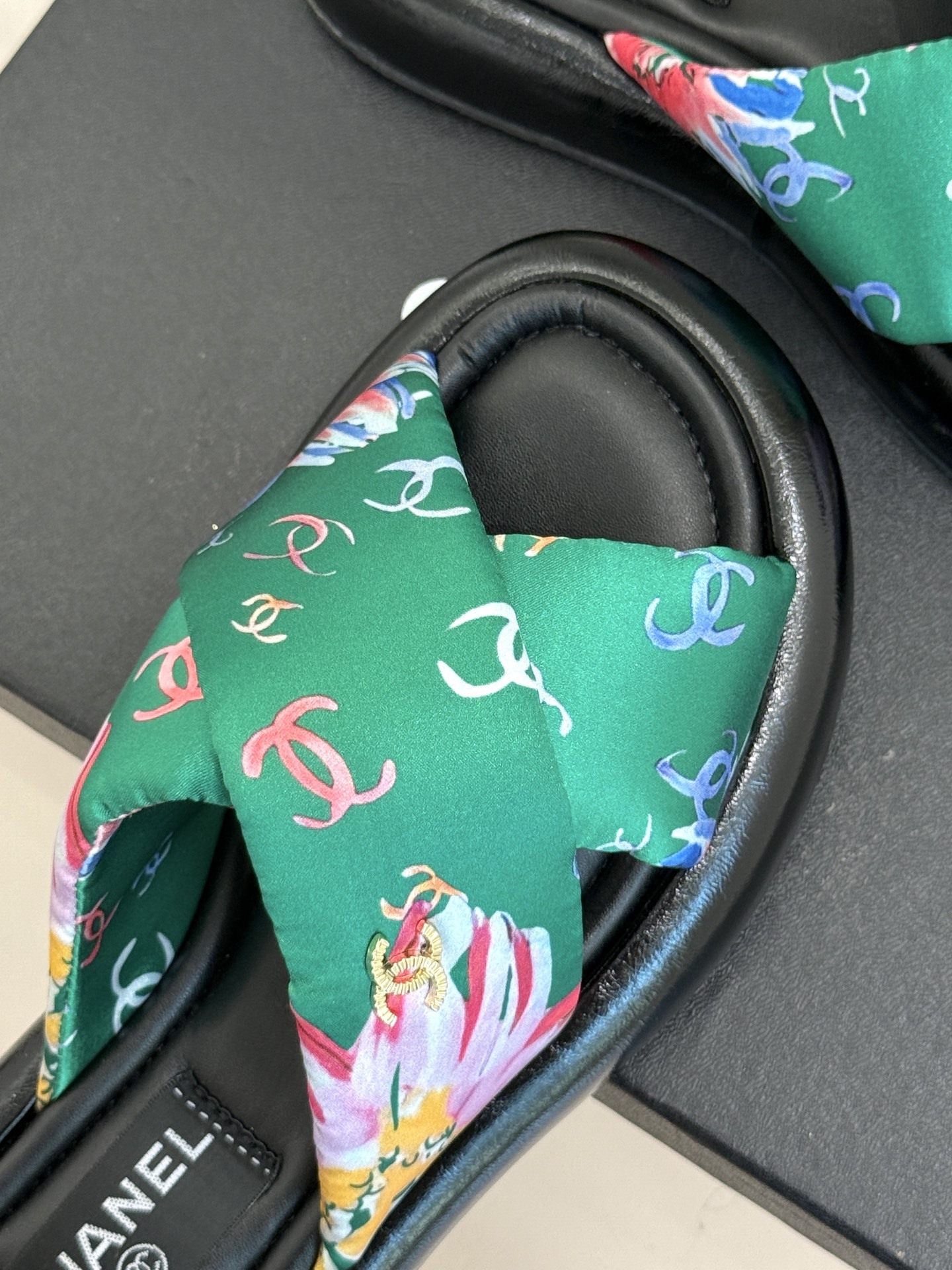 CHANE*|小香经典面包樱花交叉厚底拖鞋
炎夏裹挟着滚烫日光汹涌袭来
当炽热的浪潮席卷,你是否渴望一