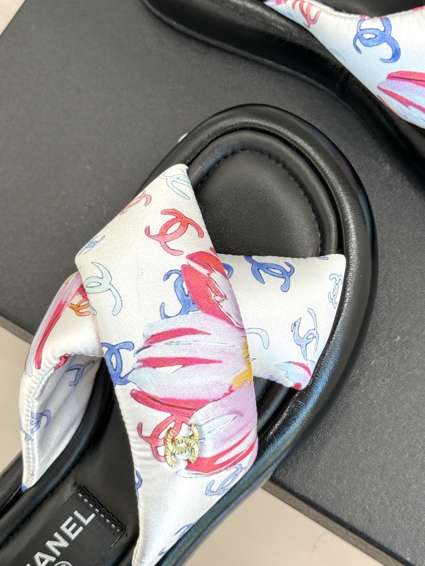 CHANE*|小香经典面包樱花交叉厚底拖鞋
炎夏裹挟着滚烫日光汹涌袭来
当炽热的浪潮席卷,你是否渴望一
