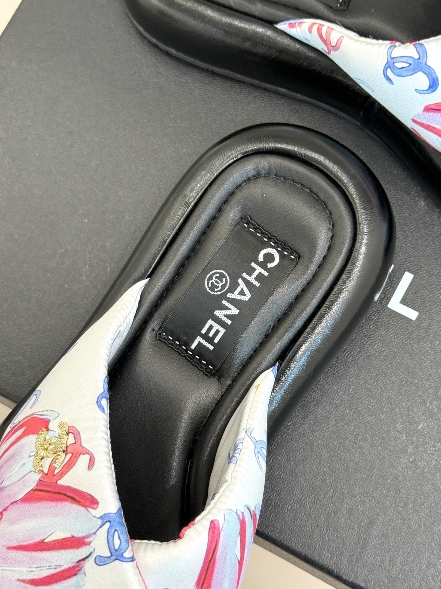 CHANE*|小香经典面包樱花交叉厚底拖鞋
炎夏裹挟着滚烫日光汹涌袭来
当炽热的浪潮席卷,你是否渴望一