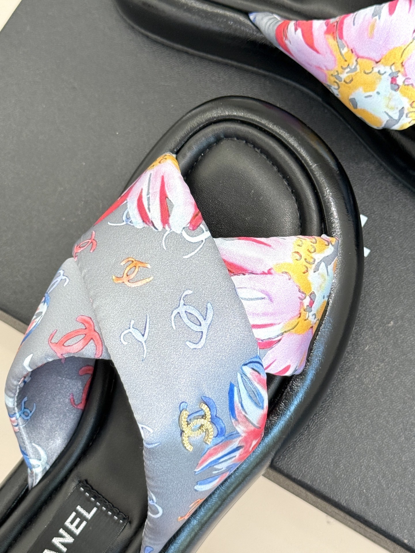 CHANE*|小香经典面包樱花交叉厚底拖鞋
炎夏裹挟着滚烫日光汹涌袭来
当炽热的浪潮席卷,你是否渴望一