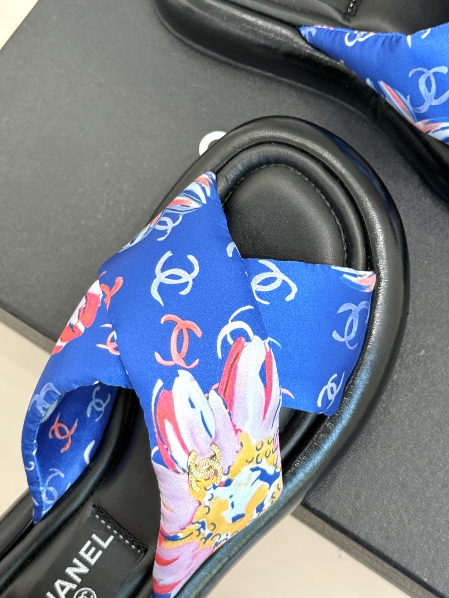 CHANE*|小香经典面包樱花交叉厚底拖鞋
炎夏裹挟着滚烫日光汹涌袭来
当炽热的浪潮席卷,你是否渴望一