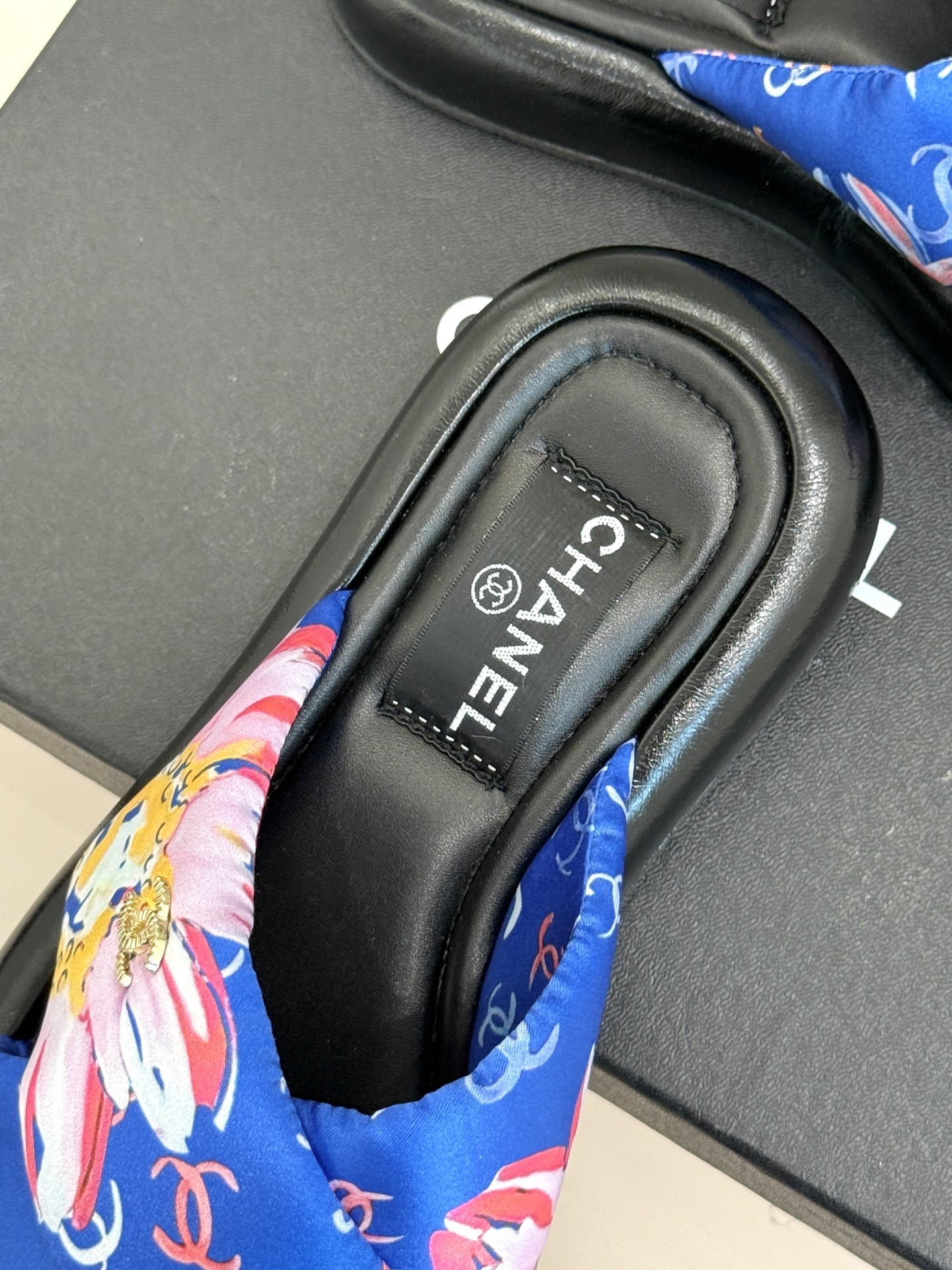 CHANE*|小香经典面包樱花交叉厚底拖鞋
炎夏裹挟着滚烫日光汹涌袭来
当炽热的浪潮席卷,你是否渴望一