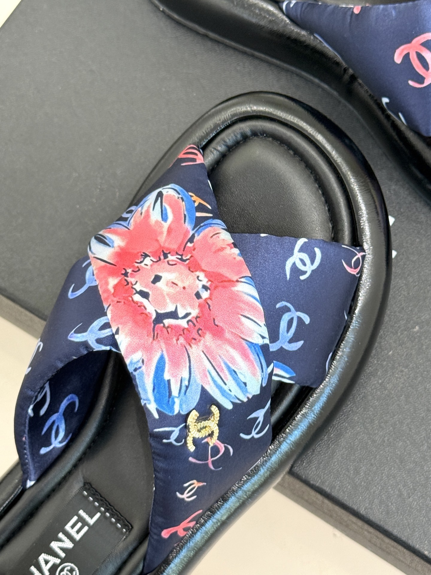 CHANE*|小香经典面包樱花交叉厚底拖鞋
炎夏裹挟着滚烫日光汹涌袭来
当炽热的浪潮席卷,你是否渴望一