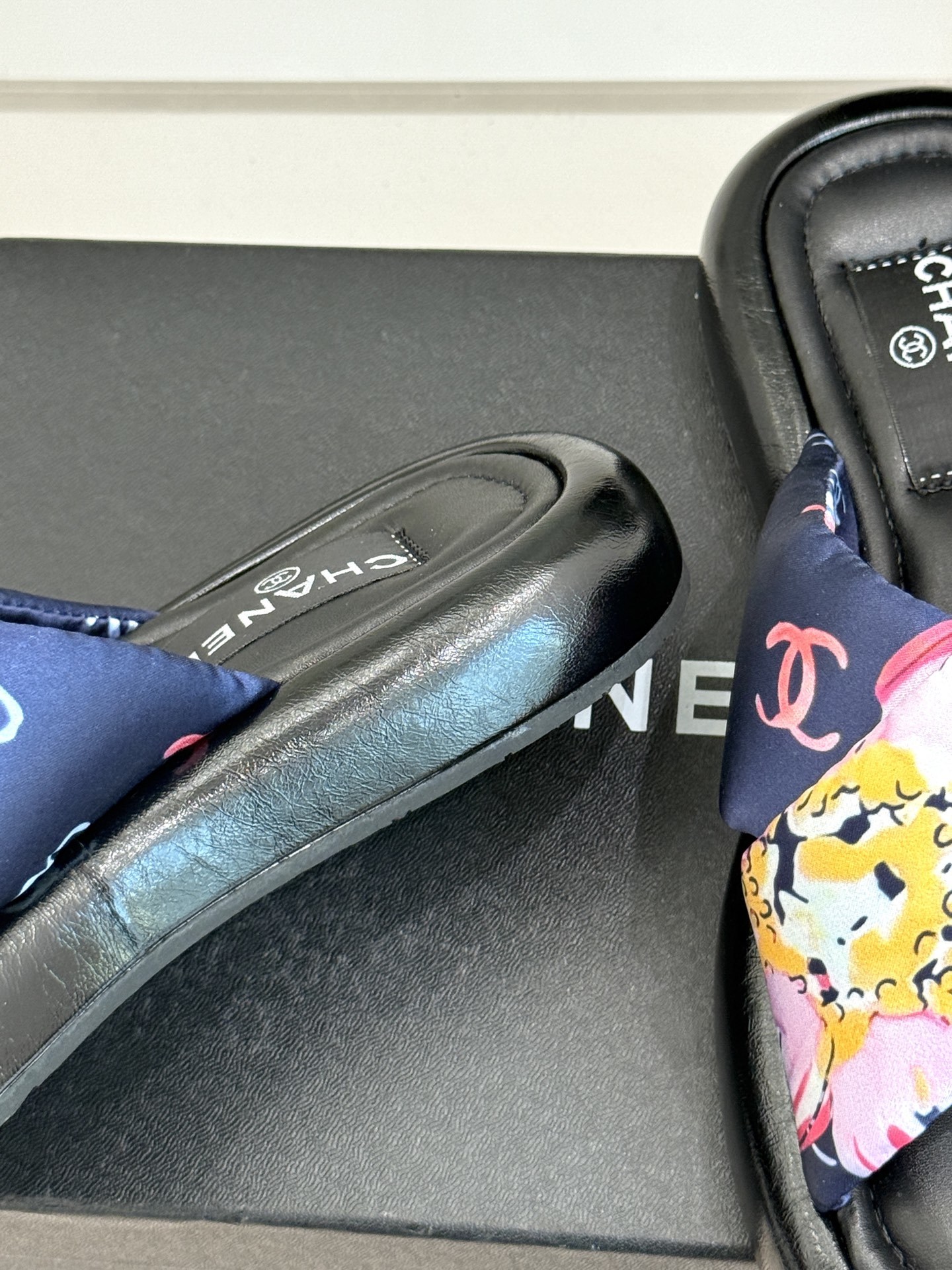 CHANE*|小香经典面包樱花交叉厚底拖鞋
炎夏裹挟着滚烫日光汹涌袭来
当炽热的浪潮席卷,你是否渴望一