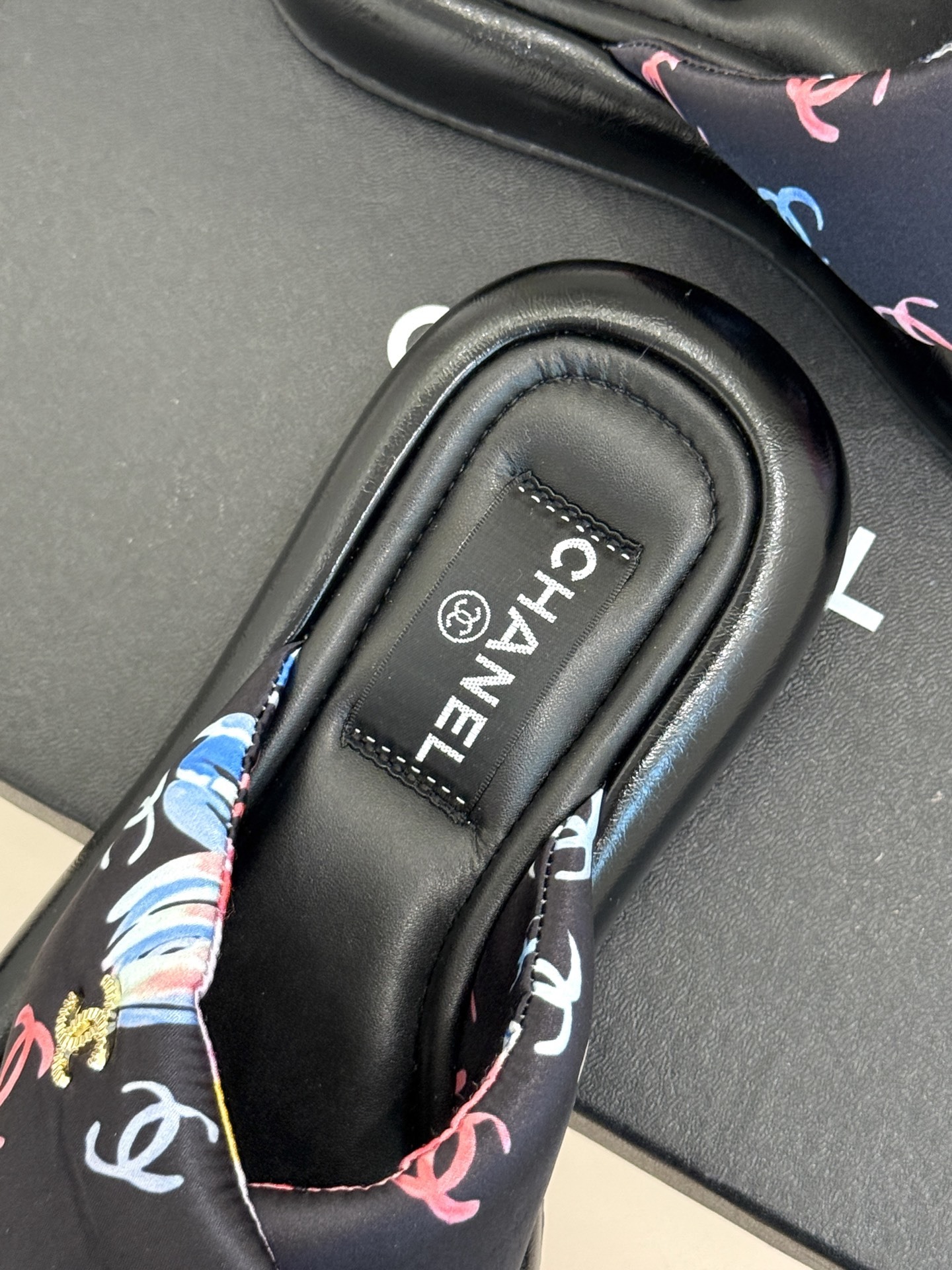 CHANE*|小香经典面包樱花交叉厚底拖鞋
炎夏裹挟着滚烫日光汹涌袭来
当炽热的浪潮席卷,你是否渴望一