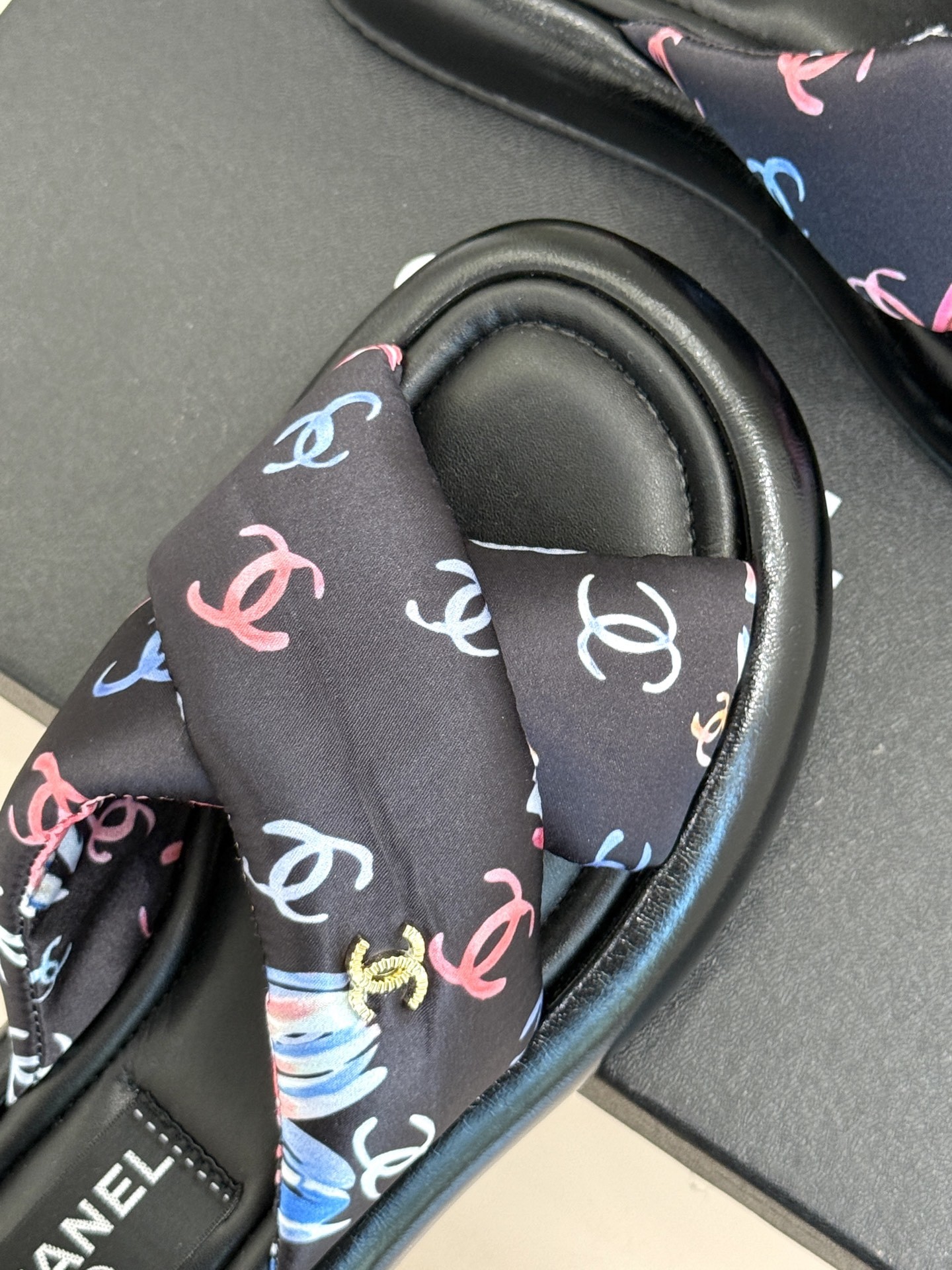 CHANE*|小香经典面包樱花交叉厚底拖鞋
炎夏裹挟着滚烫日光汹涌袭来
当炽热的浪潮席卷,你是否渴望一