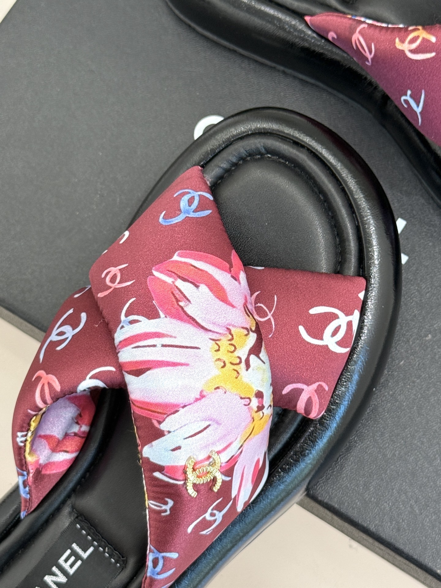 CHANE*|小香经典面包樱花交叉厚底拖鞋
炎夏裹挟着滚烫日光汹涌袭来
当炽热的浪潮席卷,你是否渴望一
