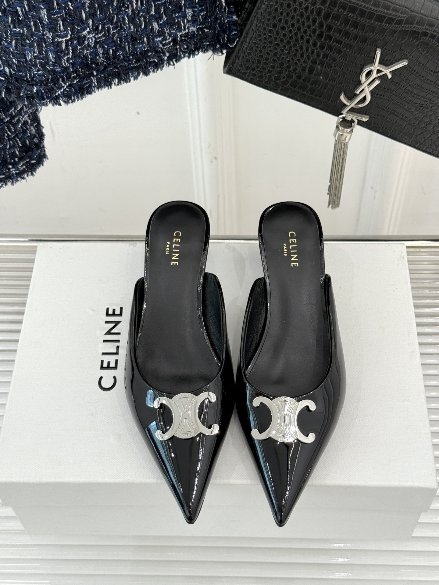 CELINE/赛琳经典凯旋门尖头猫跟拖鞋
一眼沦陷 酷中带点小性感
标志性的凯旋门立体金属扣设计
金属