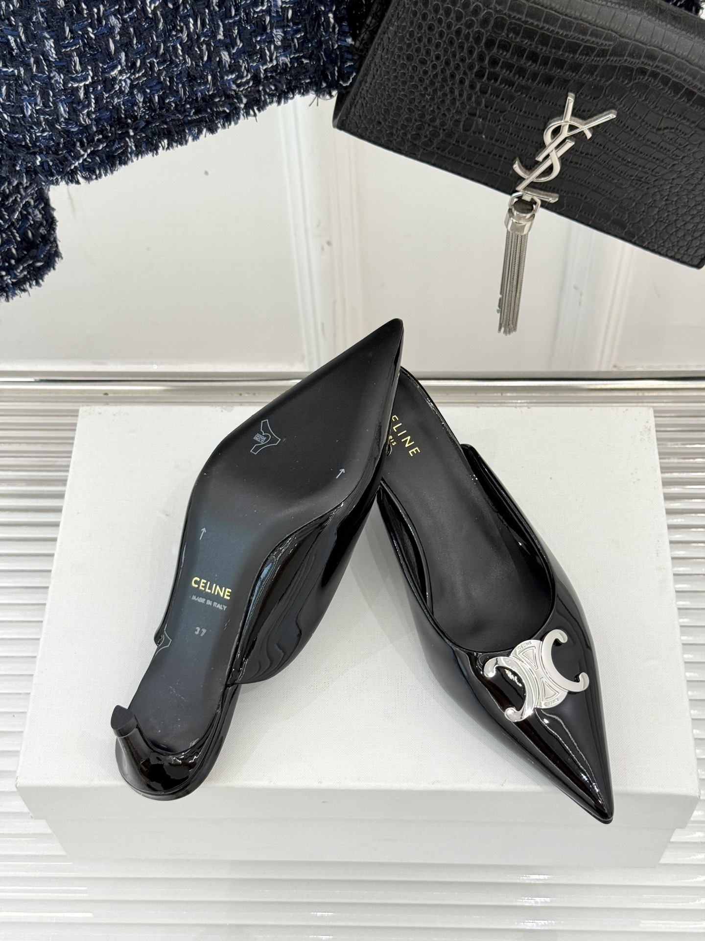 CELINE/赛琳经典凯旋门尖头猫跟拖鞋
一眼沦陷 酷中带点小性感
标志性的凯旋门立体金属扣设计
金属