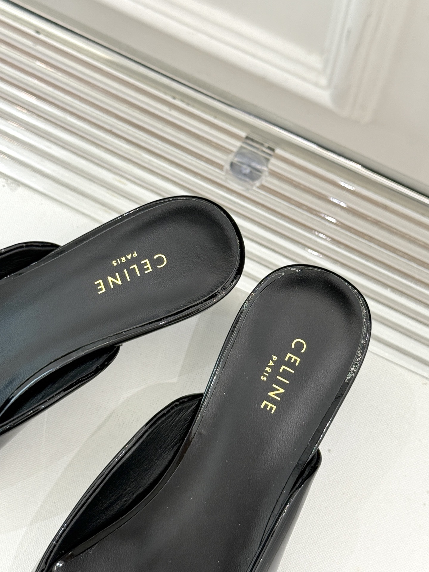 CELINE/赛琳经典凯旋门尖头猫跟拖鞋
一眼沦陷 酷中带点小性感
标志性的凯旋门立体金属扣设计
金属