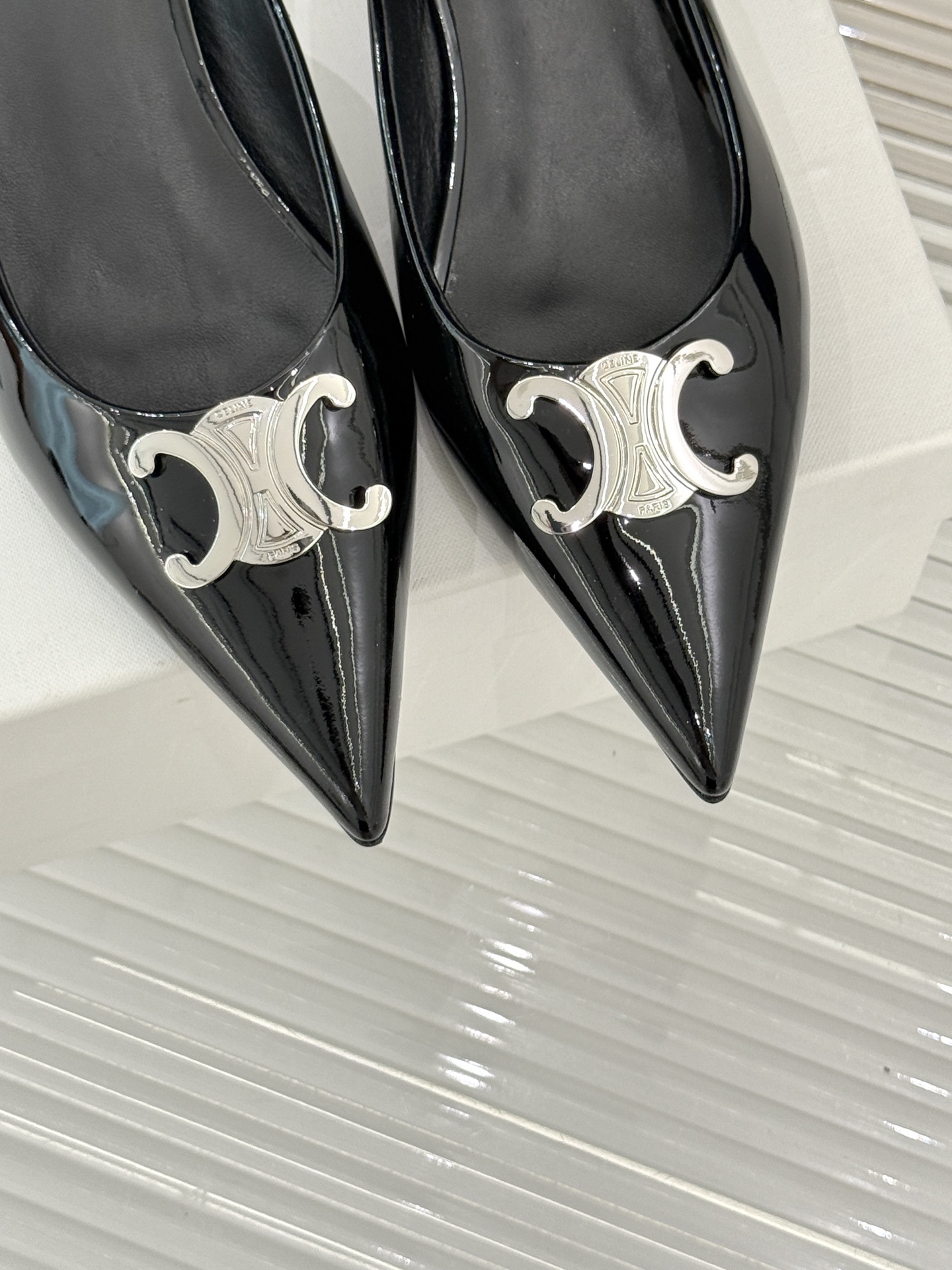CELINE/赛琳经典凯旋门尖头猫跟拖鞋
一眼沦陷 酷中带点小性感
标志性的凯旋门立体金属扣设计
金属