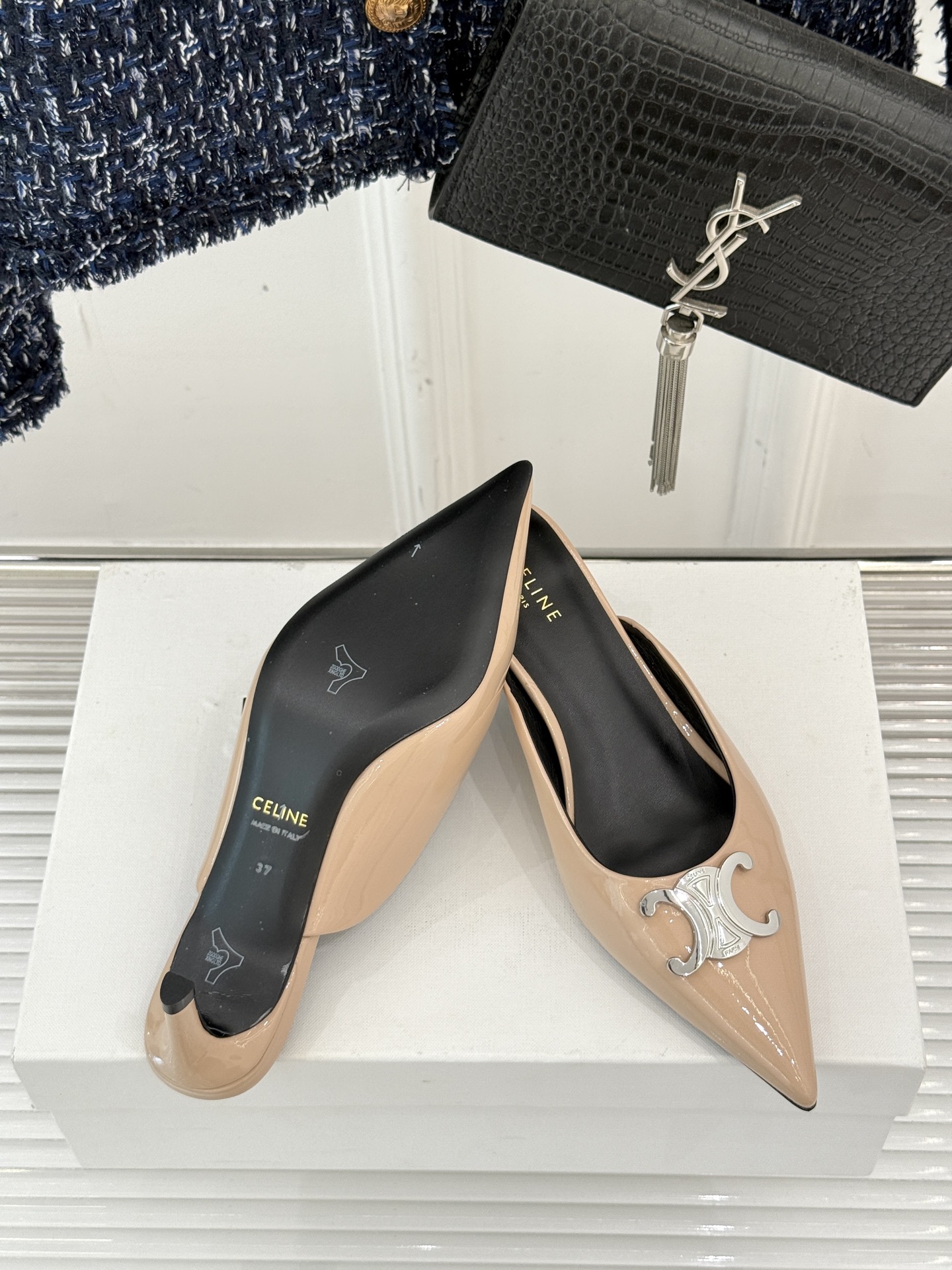 
CELINE/赛琳经典凯旋门尖头猫跟拖鞋
一眼沦陷 酷中带点小性感
标志性的凯旋门立体金属扣设计
金属