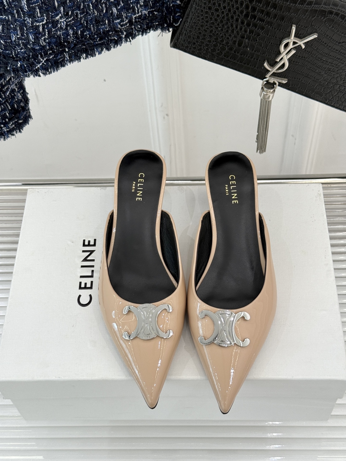 
CELINE/赛琳经典凯旋门尖头猫跟拖鞋
一眼沦陷 酷中带点小性感
标志性的凯旋门立体金属扣设计
金属