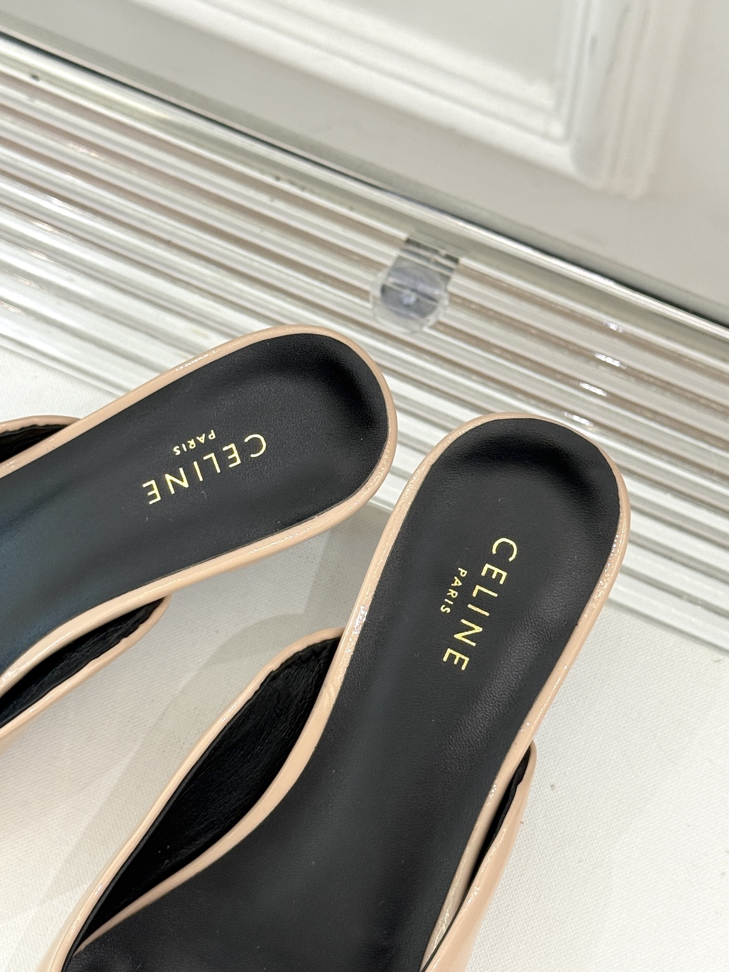 
CELINE/赛琳经典凯旋门尖头猫跟拖鞋
一眼沦陷 酷中带点小性感
标志性的凯旋门立体金属扣设计
金属