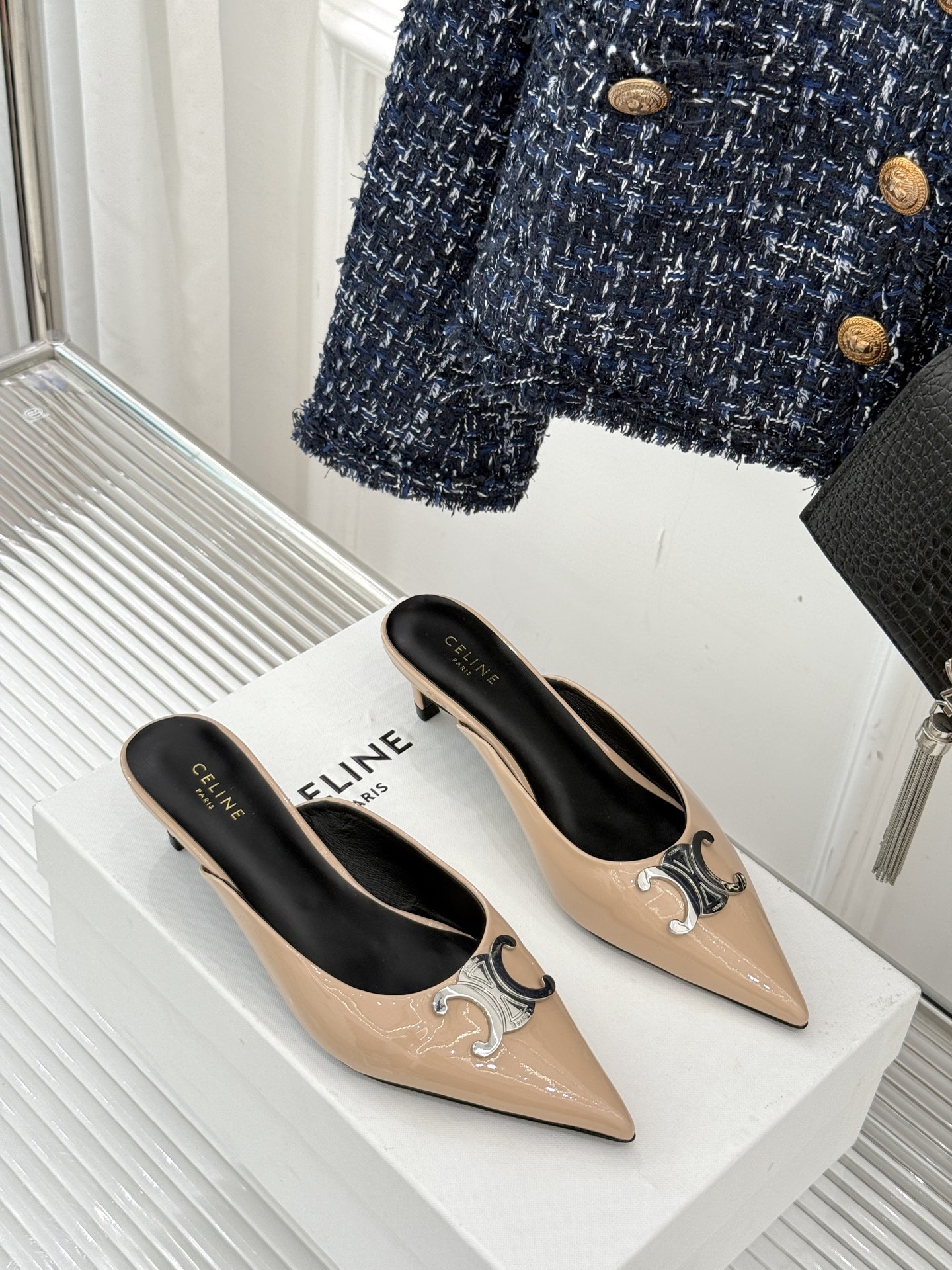 
CELINE/赛琳经典凯旋门尖头猫跟拖鞋
一眼沦陷 酷中带点小性感
标志性的凯旋门立体金属扣设计
金属