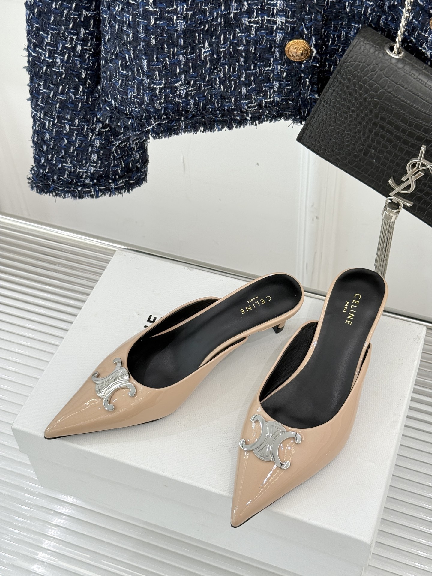 
CELINE/赛琳经典凯旋门尖头猫跟拖鞋
一眼沦陷 酷中带点小性感
标志性的凯旋门立体金属扣设计
金属