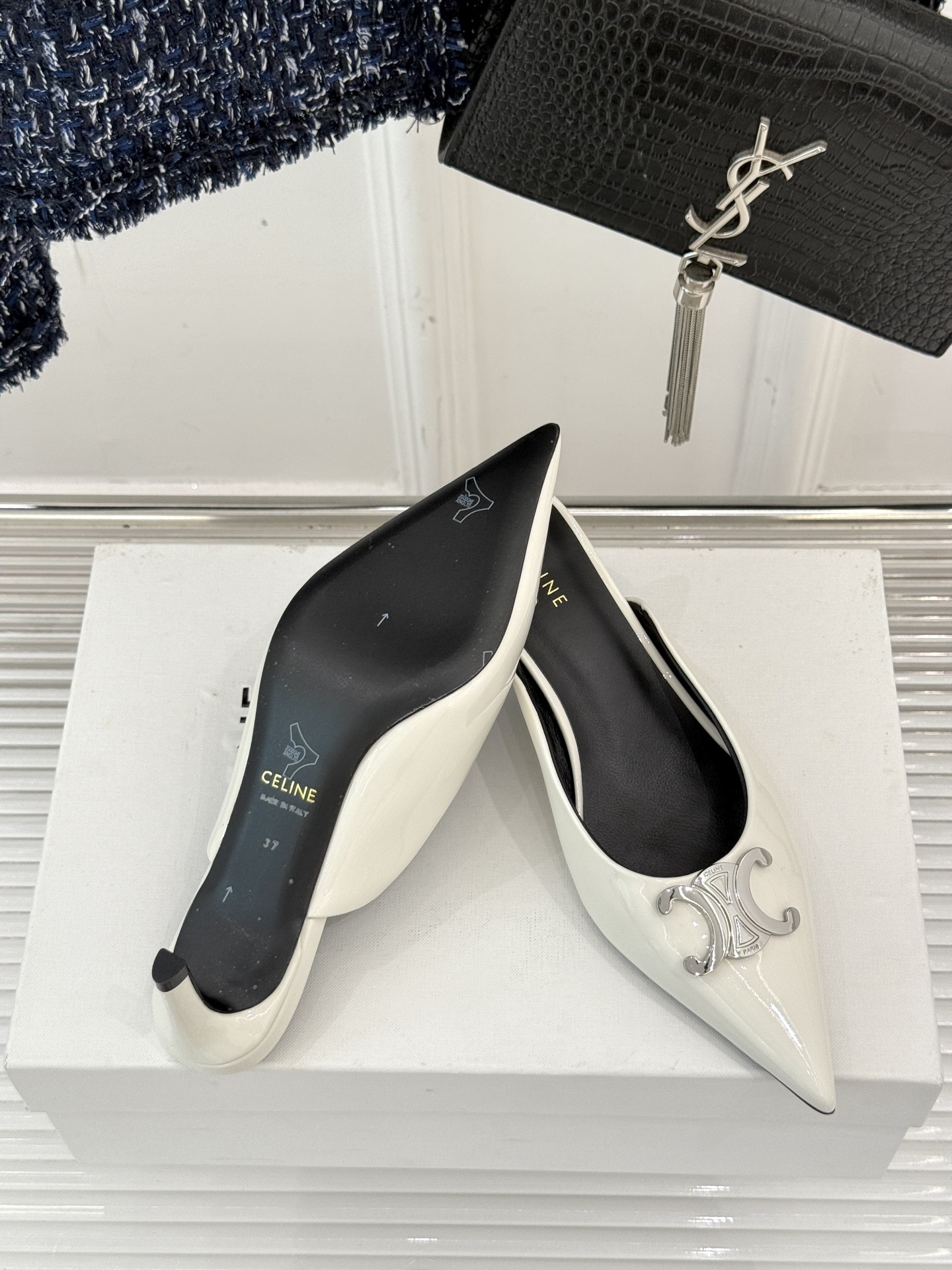 CELINE/赛琳经典凯旋门尖头猫跟拖鞋
一眼沦陷 酷中带点小性感
标志性的凯旋门立体金属扣设计
金属