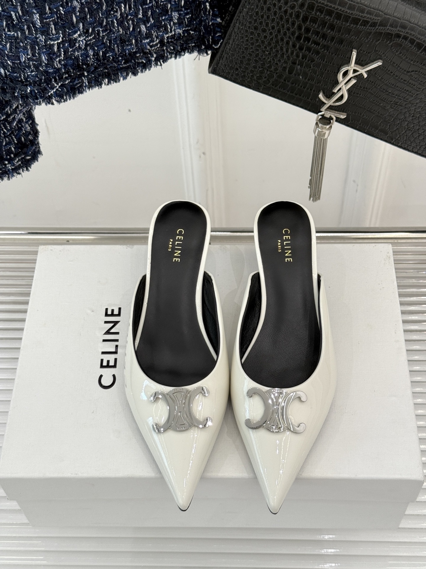 CELINE/赛琳经典凯旋门尖头猫跟拖鞋
一眼沦陷 酷中带点小性感
标志性的凯旋门立体金属扣设计
金属